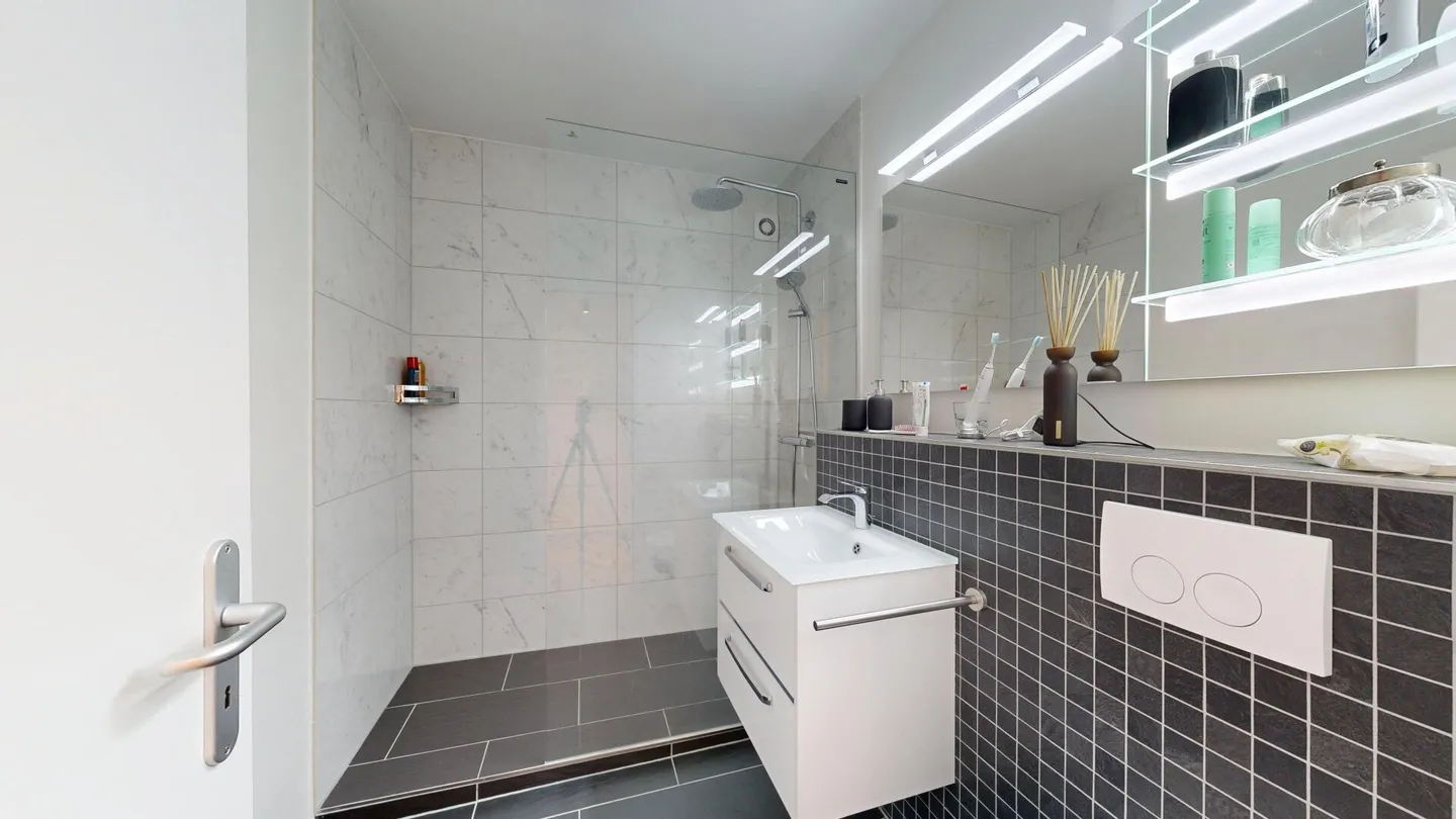 Moderne Wohnung mit grossem Sitzplatz - Foto 8 von 10