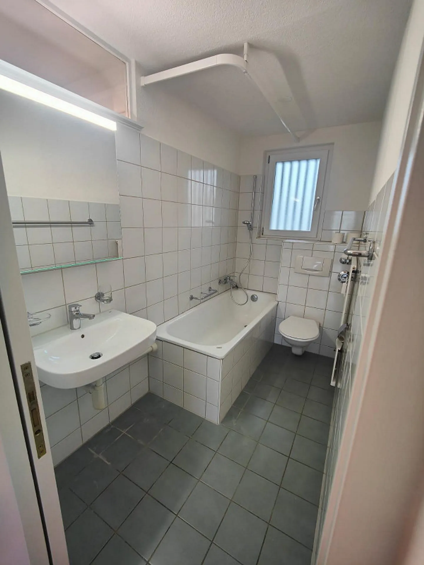 In un appartamento parzialmente ristrutturato fresco... - Foto 4 di 6