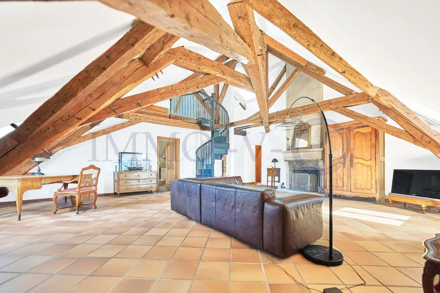 GERÄUMIG MIT CHARME UND IDEALER LAGE - Foto 1 von 7