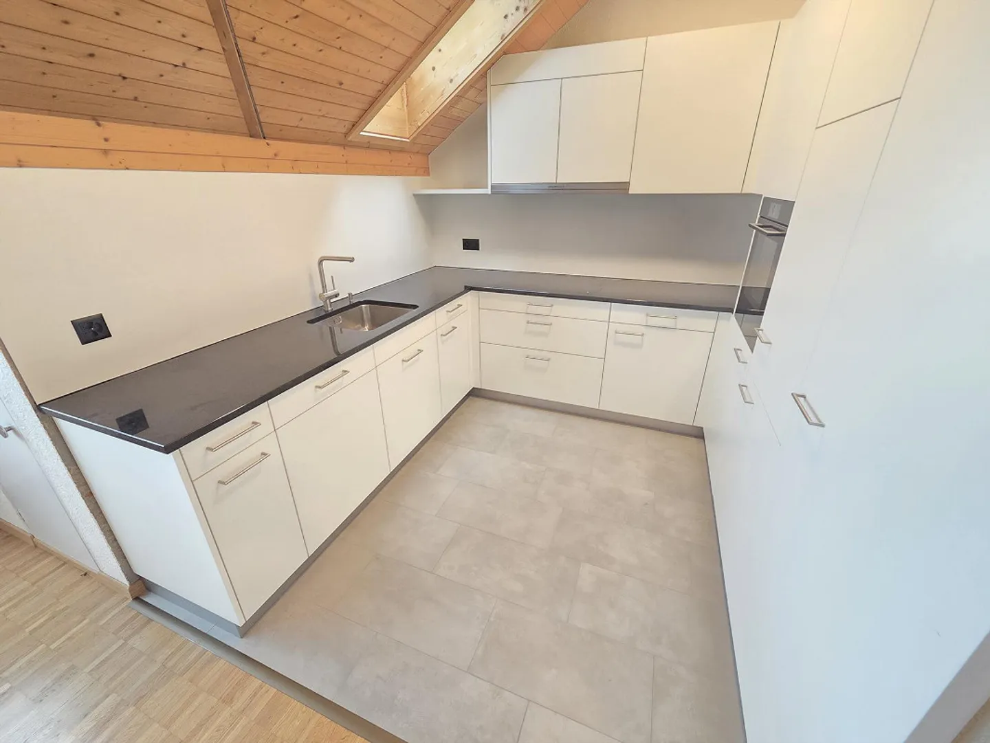 Unique, freshly renovated 4.5-room apartment with 2 bathrooms and fireplace - Photo 2 of 9