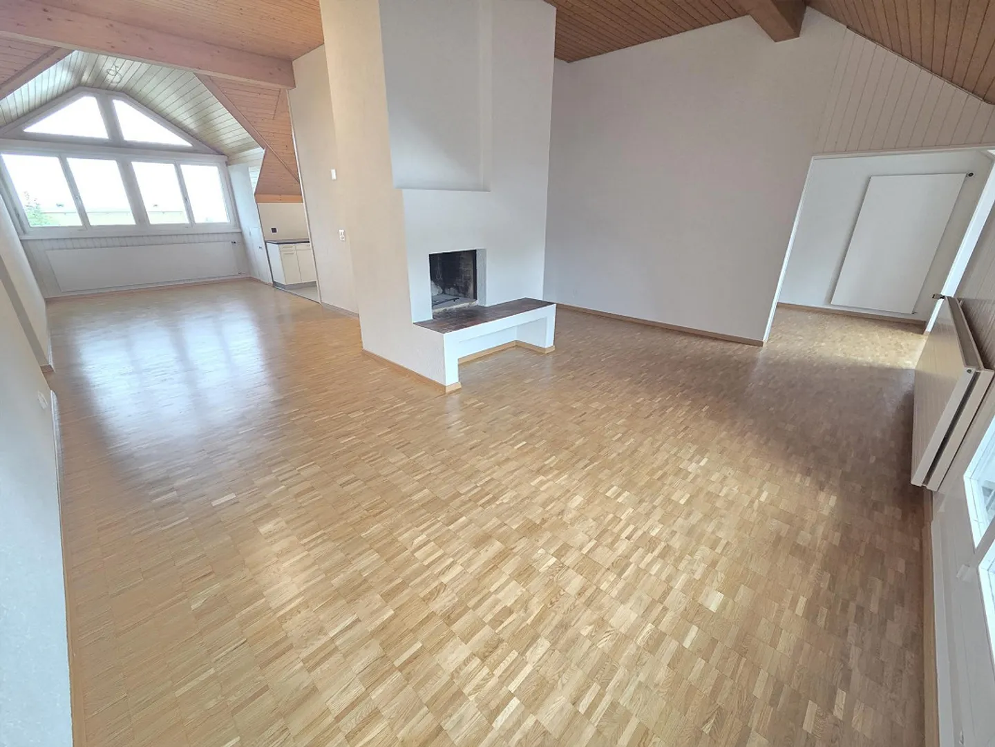 Unique, freshly renovated 4.5-room apartment with 2 bathrooms and fireplace - Photo 3 of 9