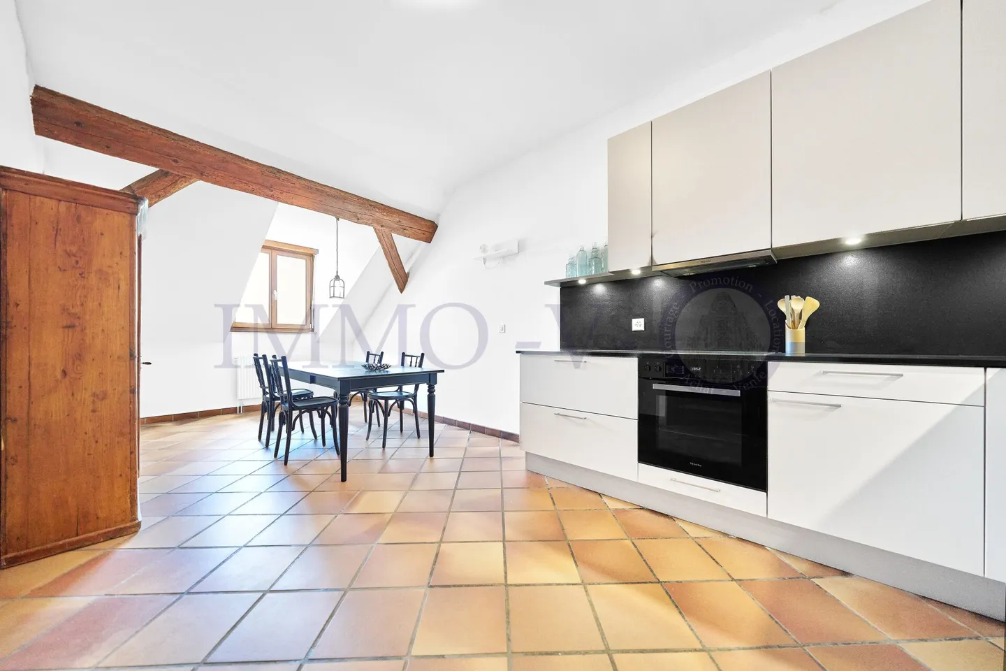 GERÄUMIG MIT CHARME UND IDEALER LAGE - Foto 3 von 7