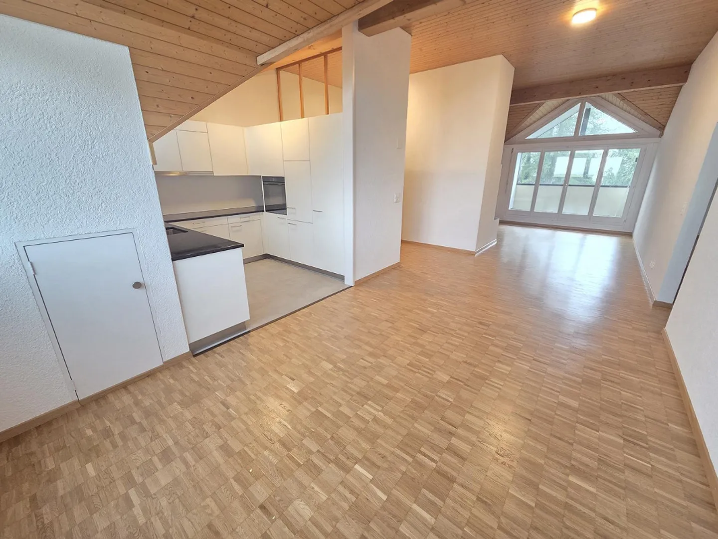 Unique, freshly renovated 4.5-room apartment with 2 bathrooms and fireplace - Photo 1 of 9