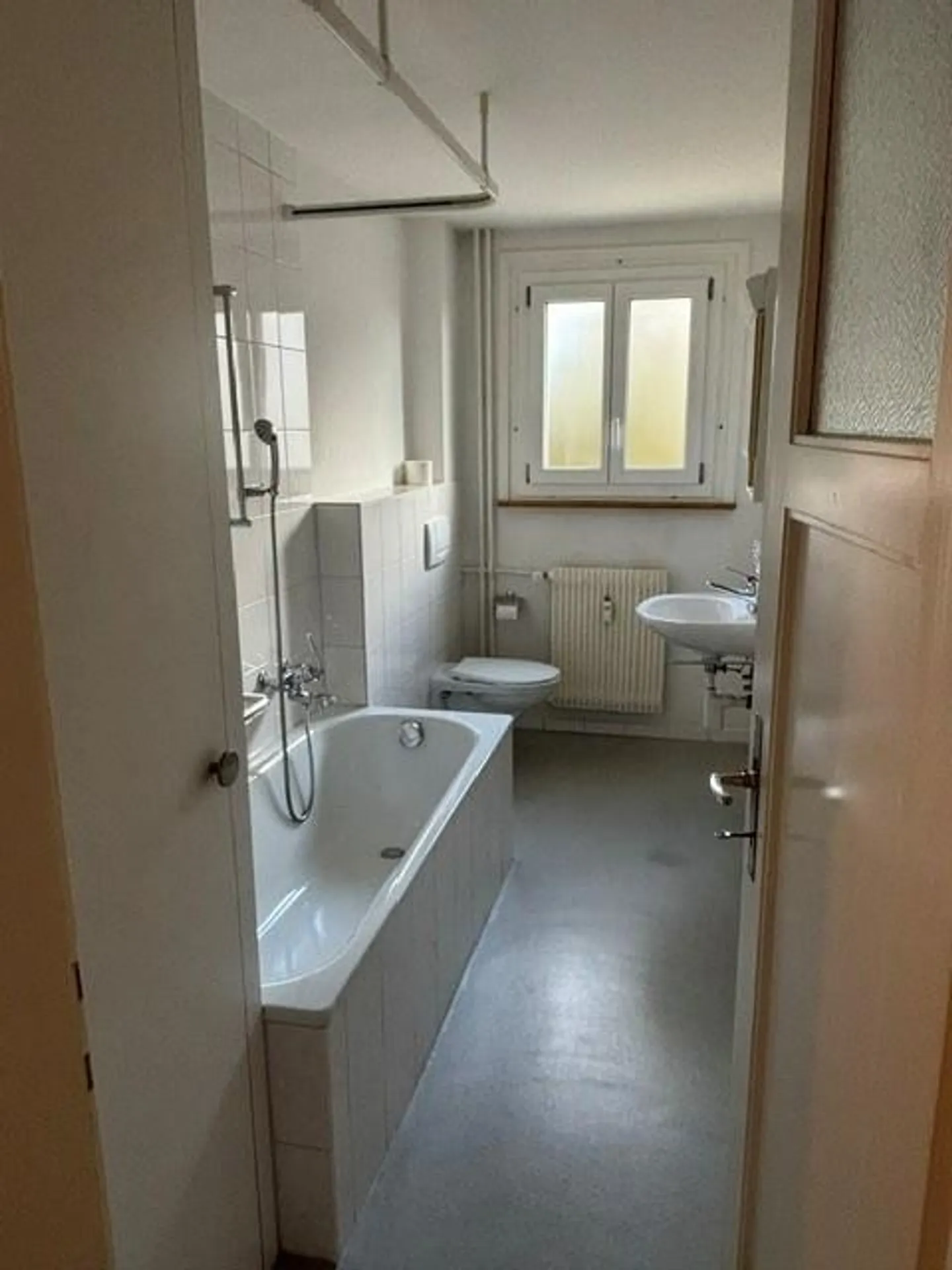 Spacious, quiet, close to the center! - Photo 2 of 12