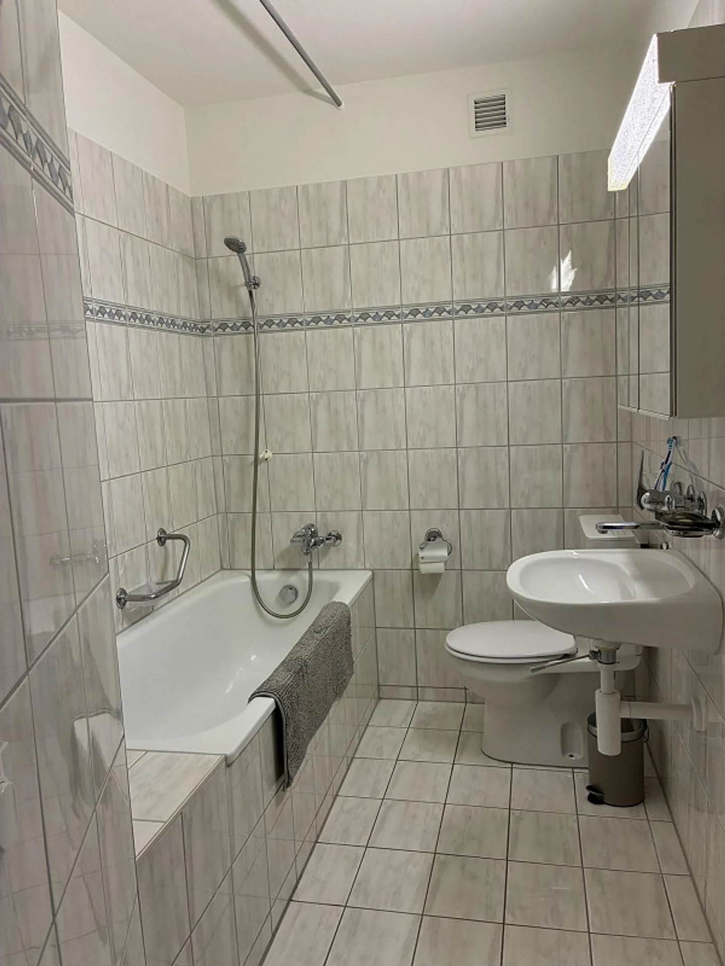 Ampio appartamento con 3 camere a St. Johann - Foto 5 di 8