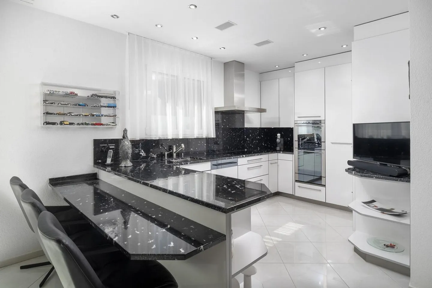 Panoramic View at its Best: Top-Modern Detached House with Pool - Photo 3 of 11