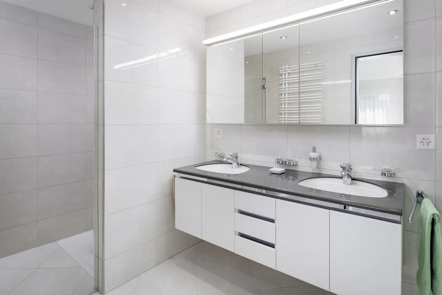 Panoramic View at its Best: Top-Modern Detached House with Pool - Photo 7 of 11