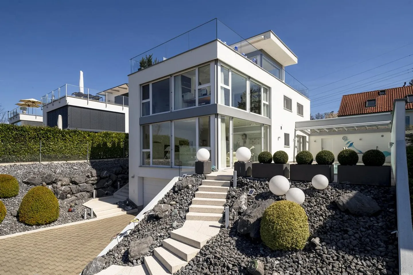 Panoramic View at its Best: Top-Modern Detached House with Pool - Photo 11 of 11