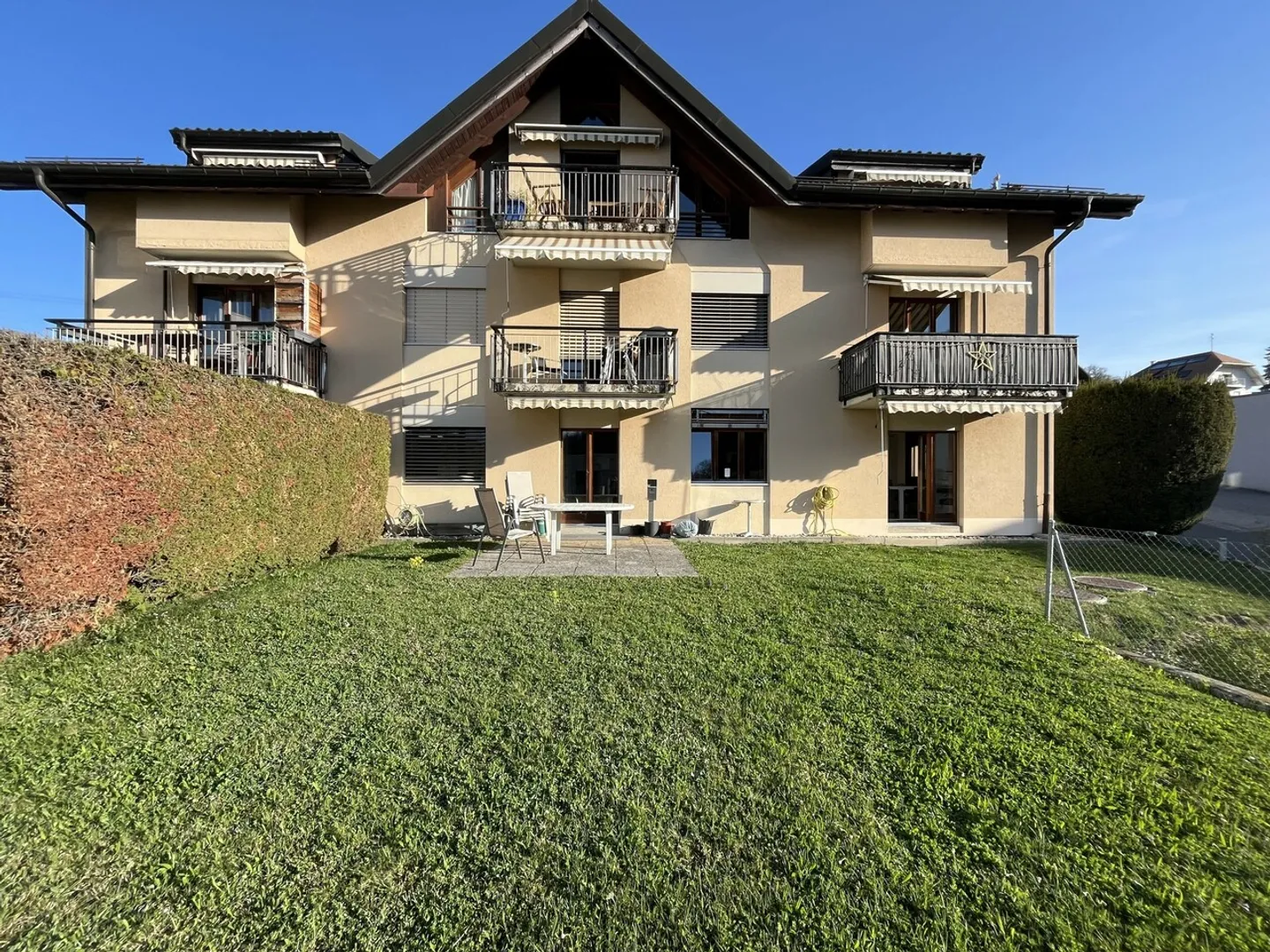 Büros mit etwa 132m2, Terrasse und Garten - Foto 1 von 9