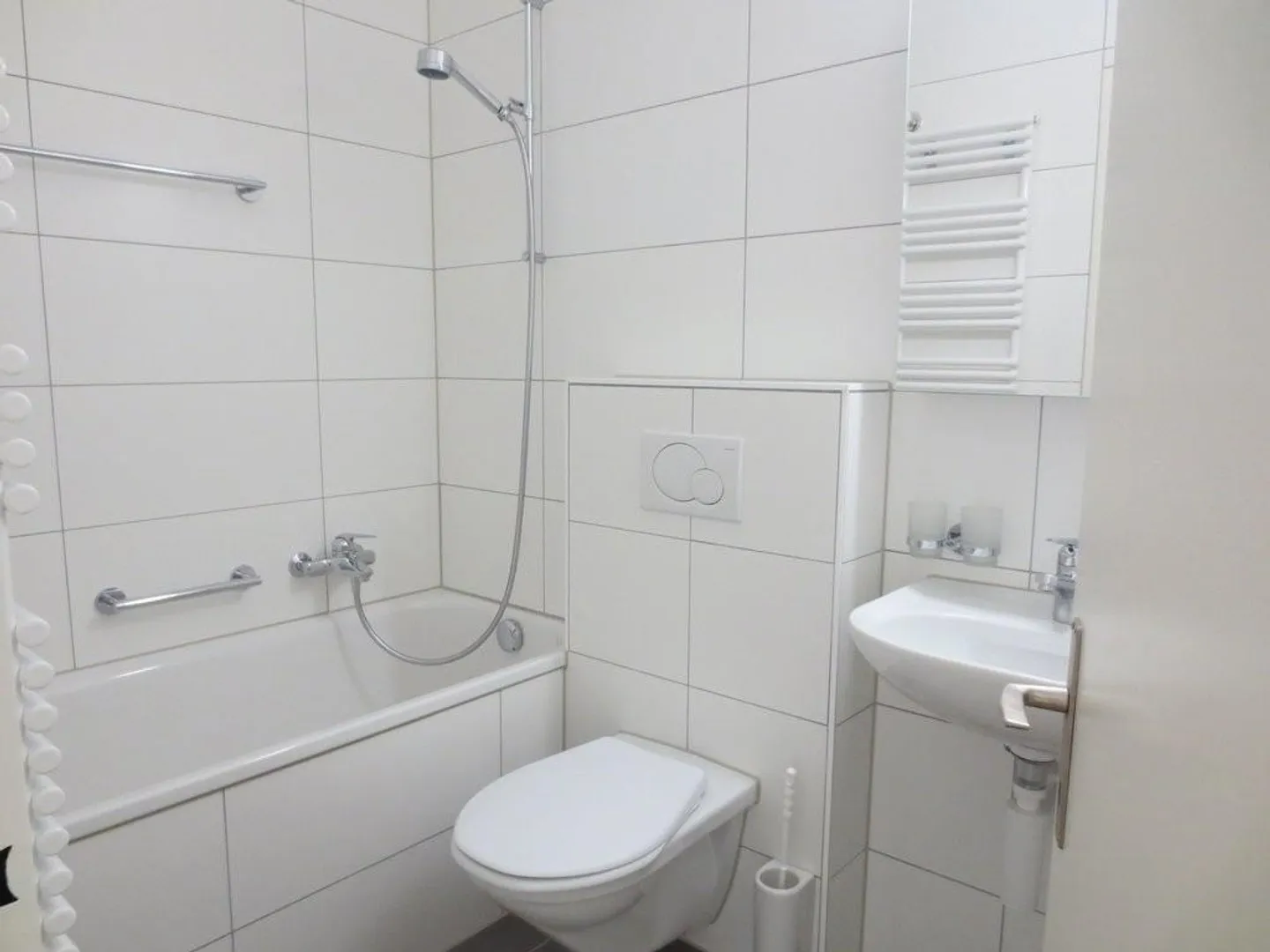 Bright and spacious 2-room apartment in the heart of Lengnau - Photo 3 of 7