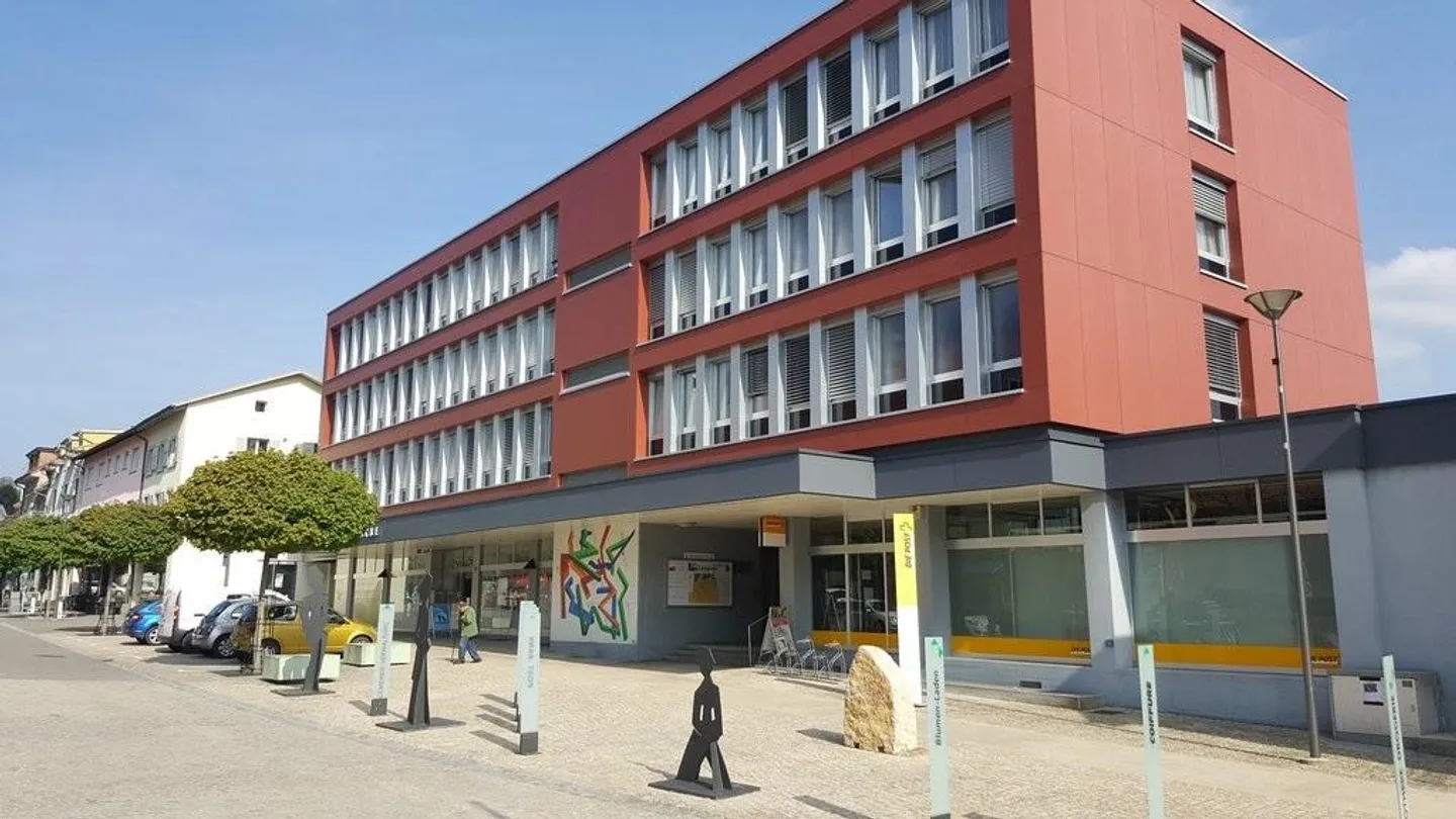 Bright and spacious 2-room apartment in the heart of Lengnau - Photo 1 of 7