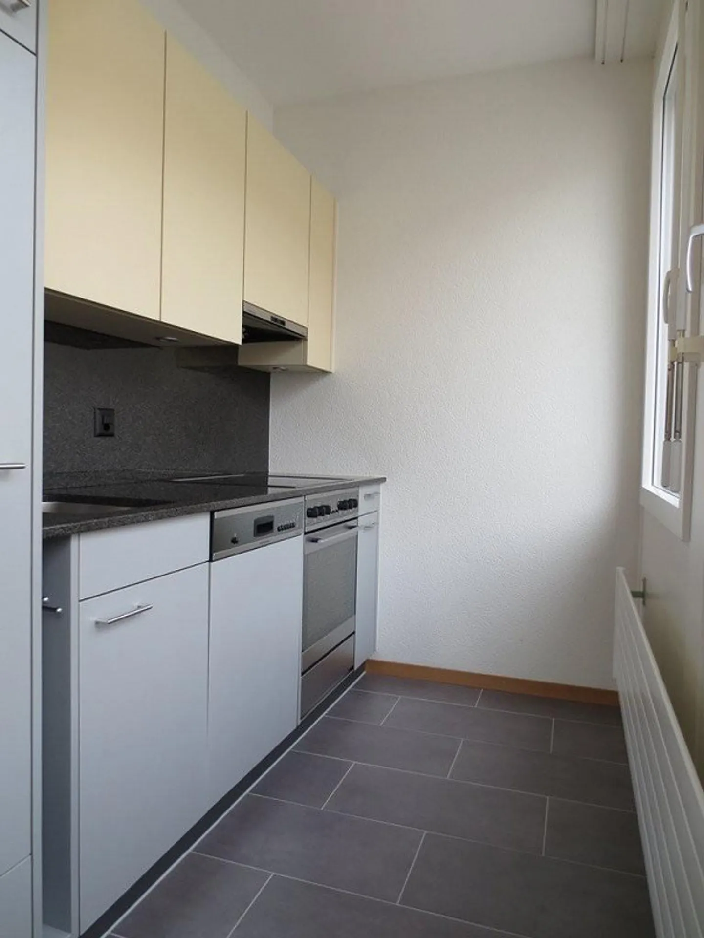 Bright and spacious 2-room apartment in the heart of Lengnau - Photo 2 of 7