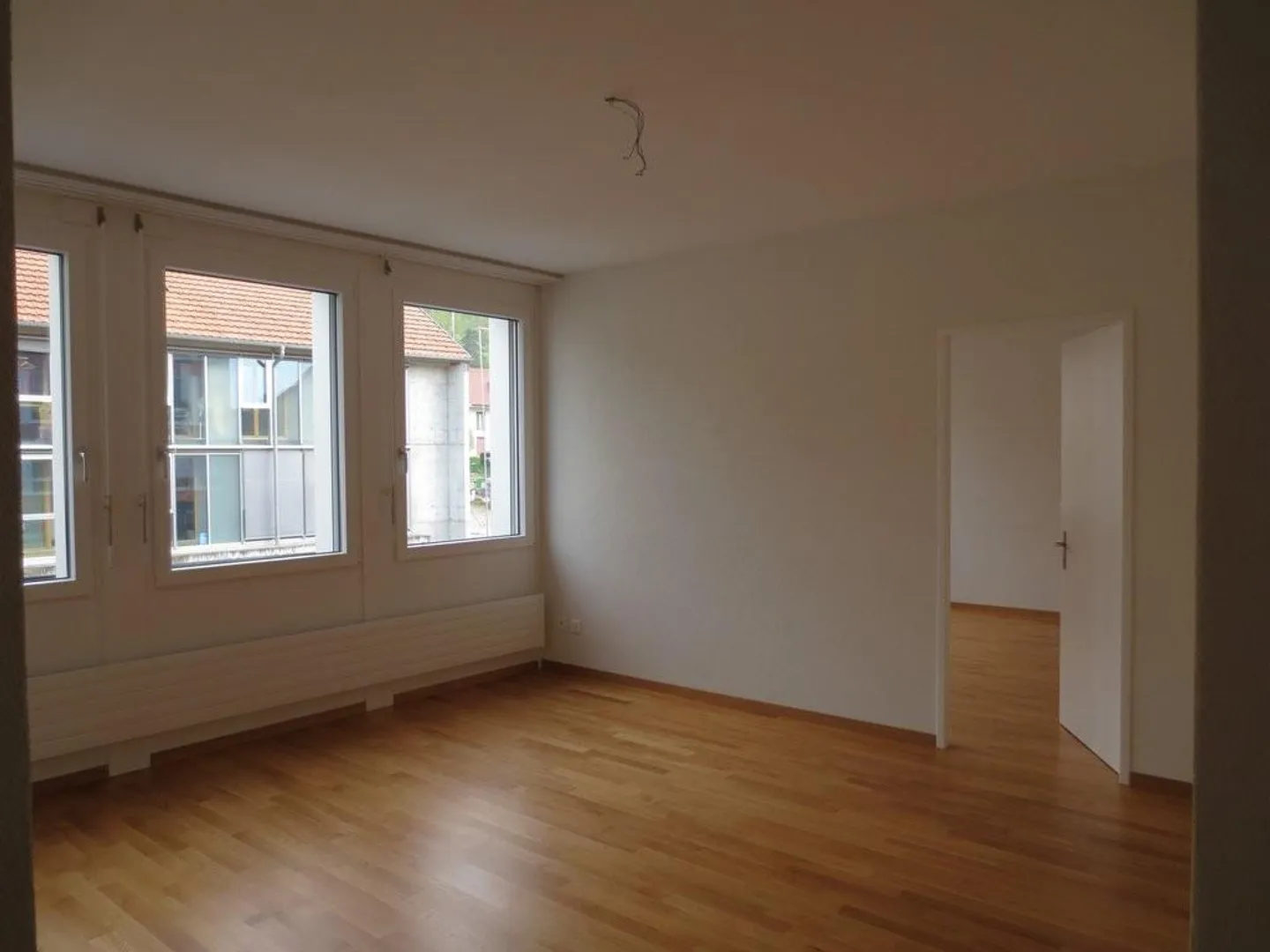Bright and spacious 2-room apartment in the heart of Lengnau - Photo 5 of 7