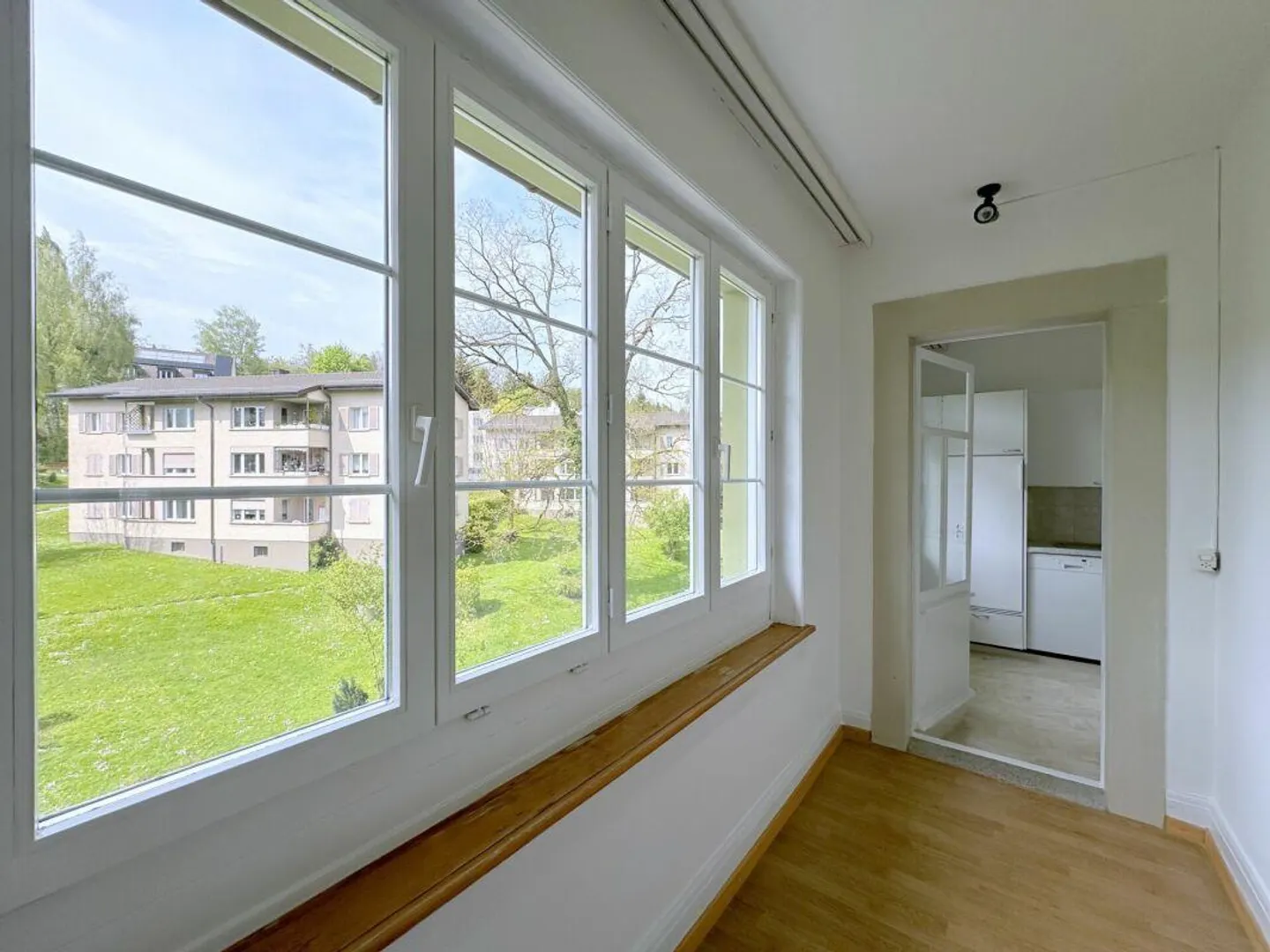 Charmante appartement sous les toits d'un ancien bâtiment - Photo 3 sur 14