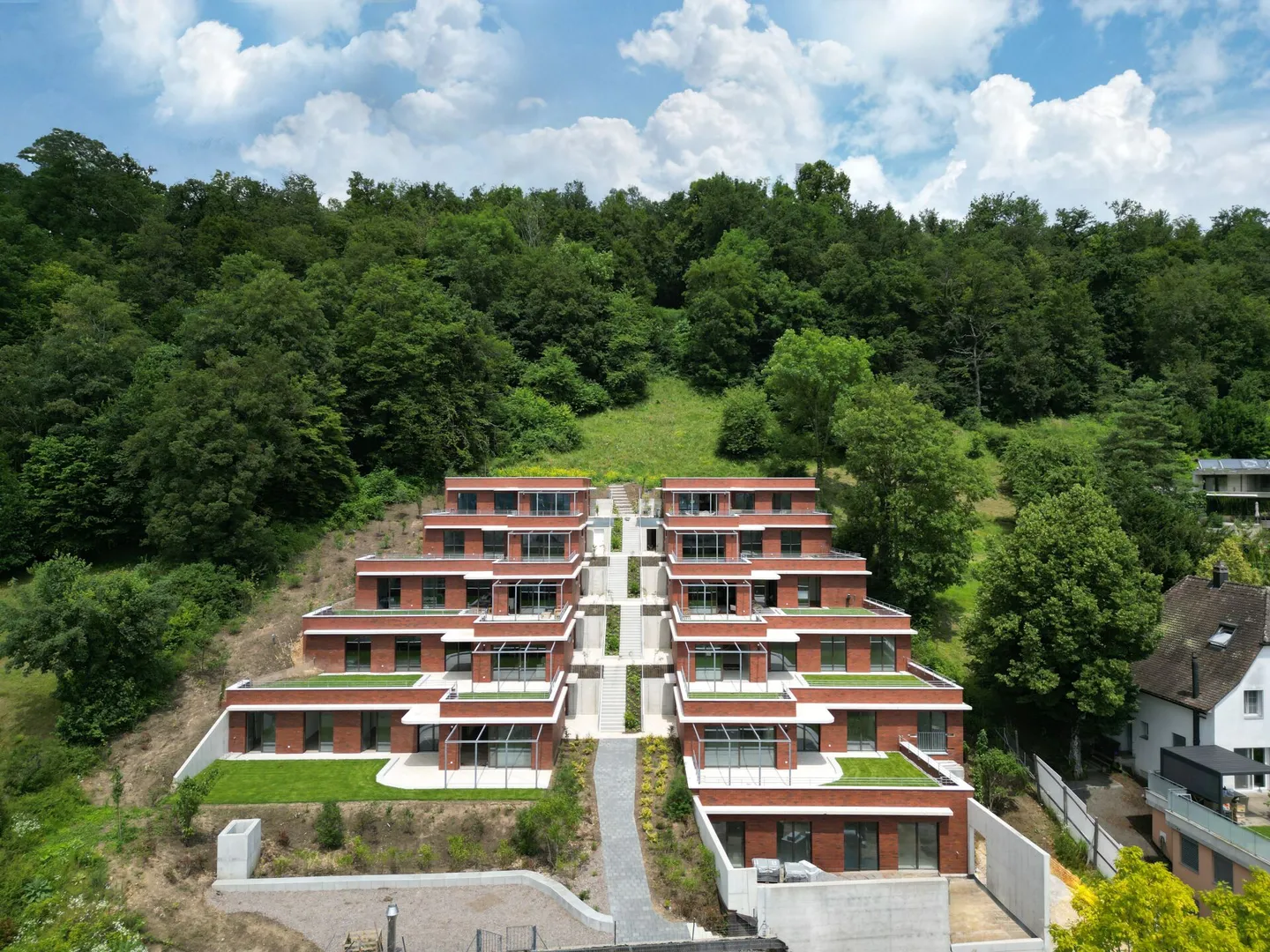 Appartements en terrasse dans un bâtiment en terrasse architecturalement marquant - Photo 1 sur 5