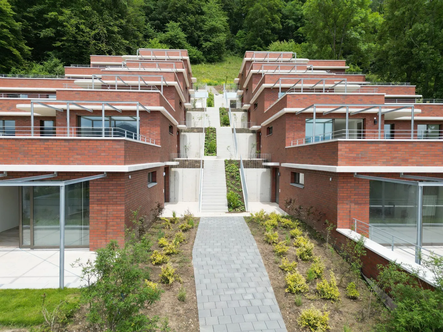 Appartements en terrasse dans un bâtiment en terrasse architecturalement marquant - Photo 2 sur 5
