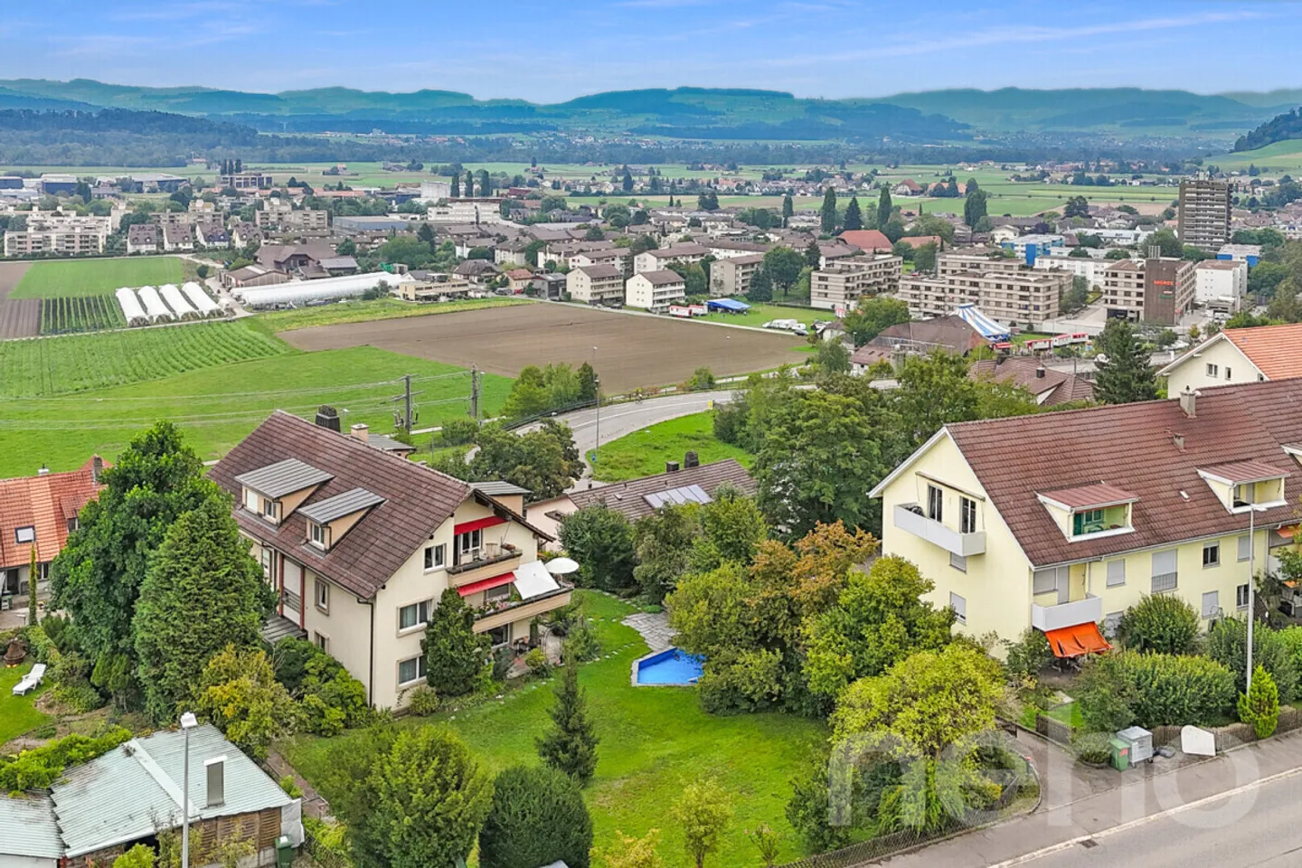 Affascinante casa plurifamiliare su grande proprietà con vista panoramica - Foto 3 di 12