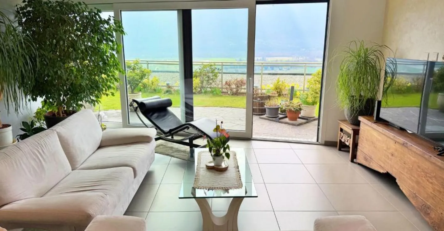 Luxury Apartment with Lake View - Photo 2 of 13