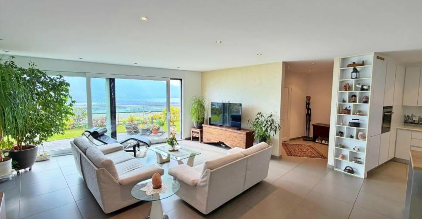Luxury Apartment with Lake View - Photo 3 of 13