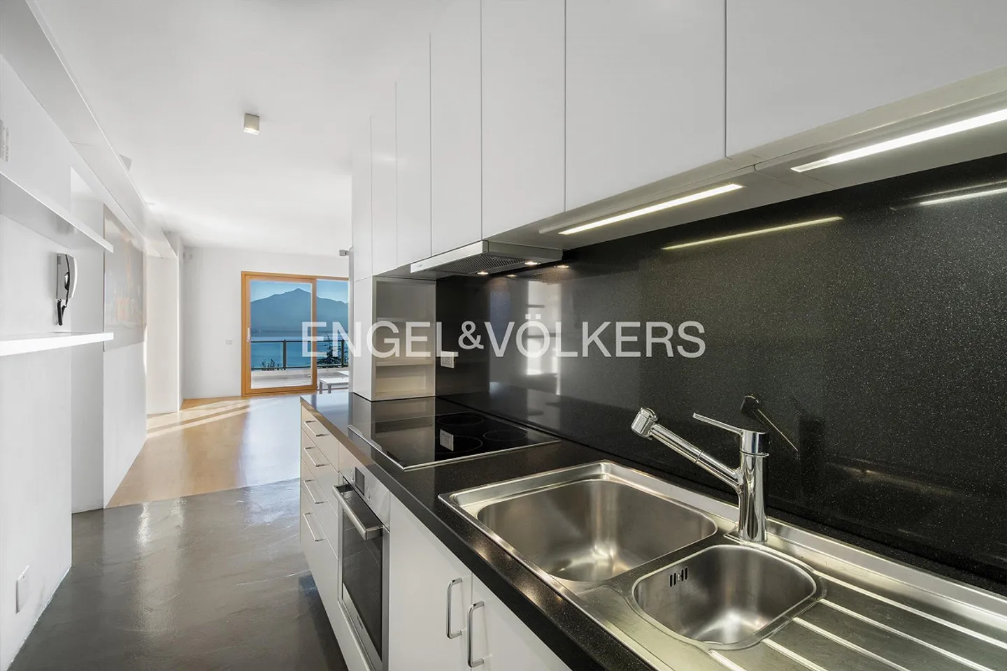 Appartamento completamente ristrutturato con vista lago mozzafiato - Foto 4 di 8