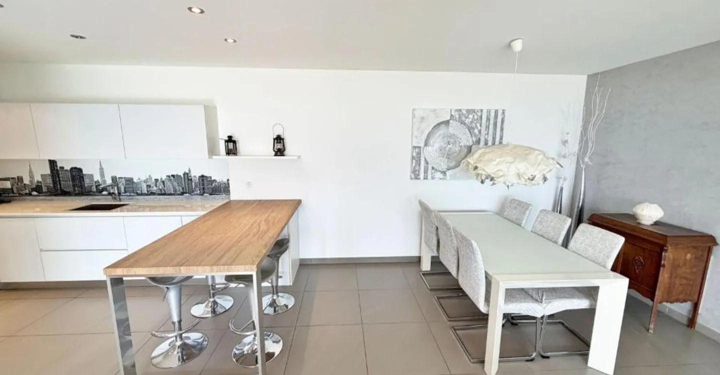 Luxury Apartment with Lake View - Photo 6 of 13