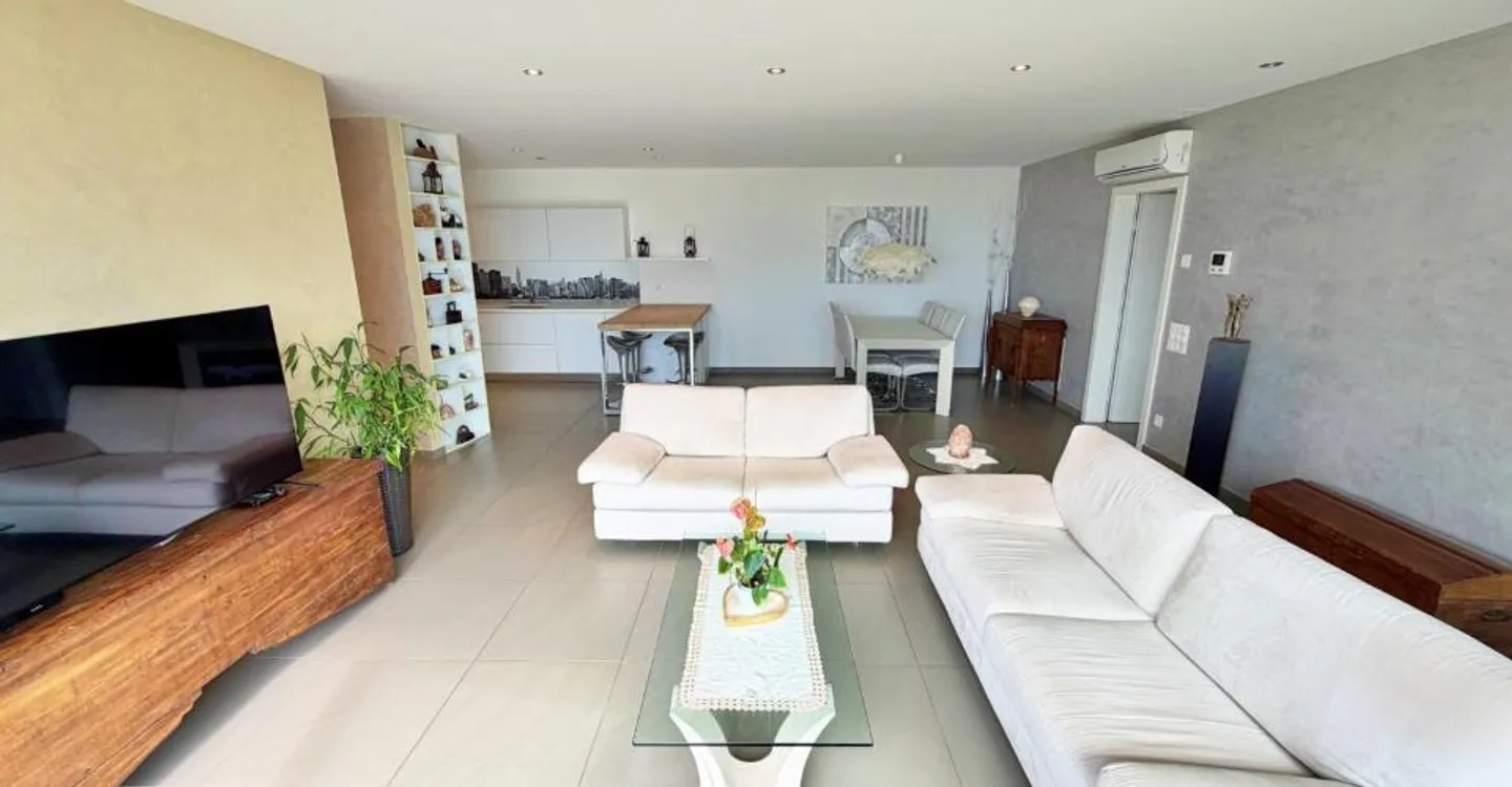 Luxury Apartment with Lake View - Photo 7 of 13