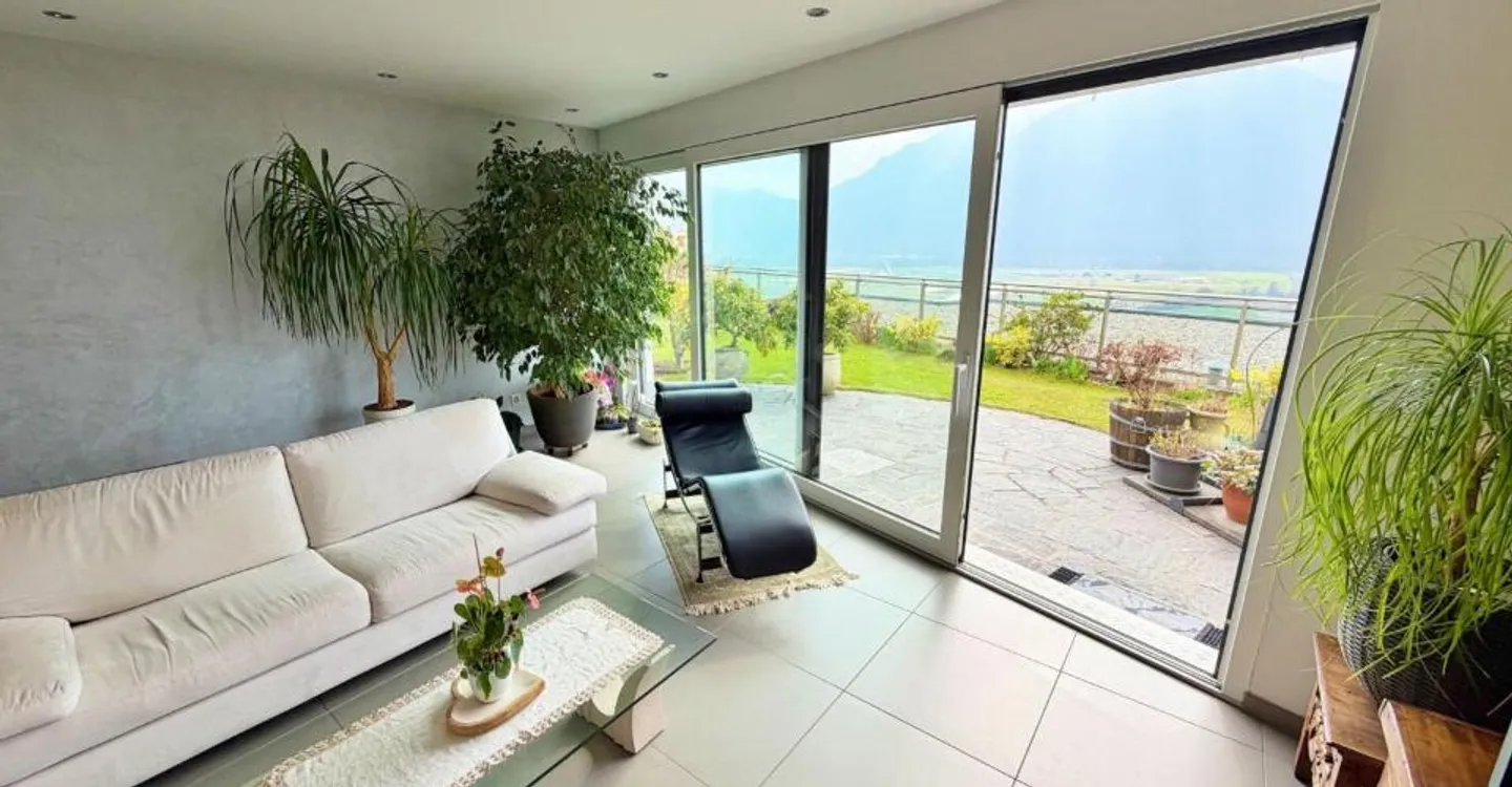 Luxury Apartment with Lake View - Photo 10 of 13