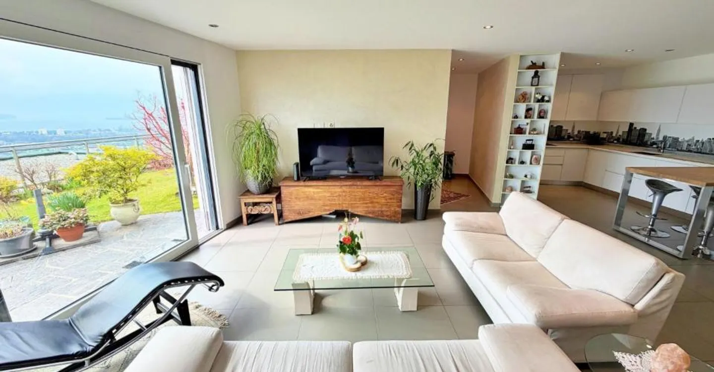 Luxury Apartment with Lake View - Photo 11 of 13
