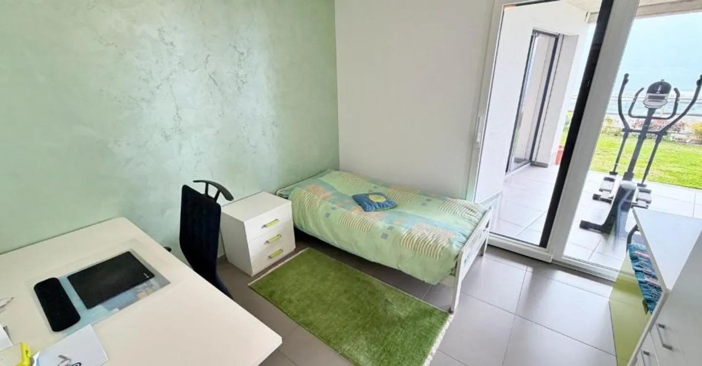 Luxury Apartment with Lake View - Photo 12 of 13