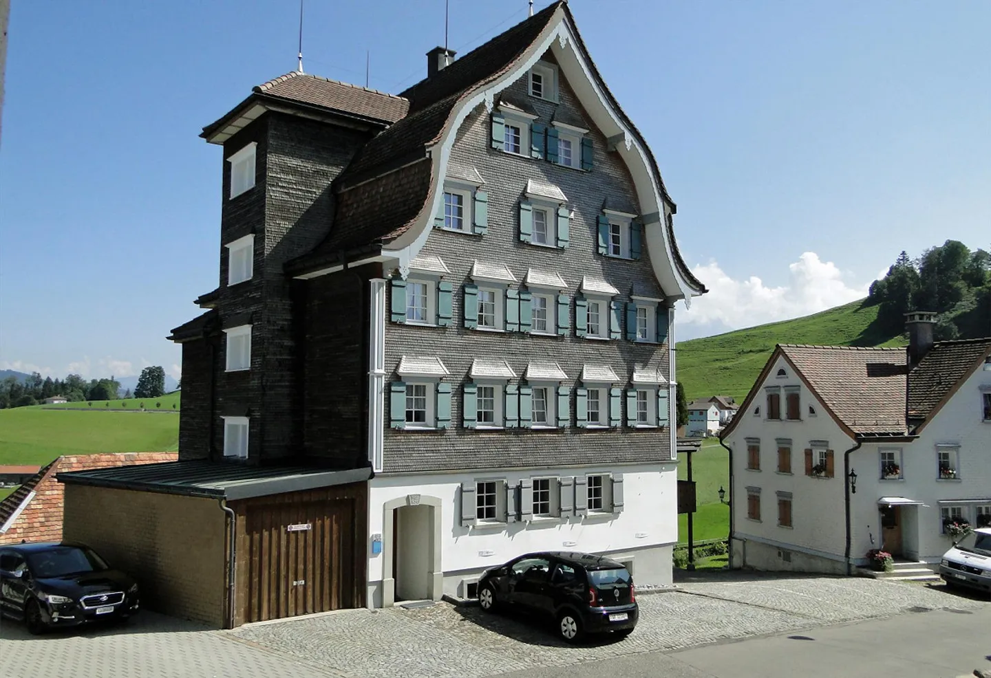 Appartement rénové lumineux avec vue dans une maison historique - Photo 4 sur 11
