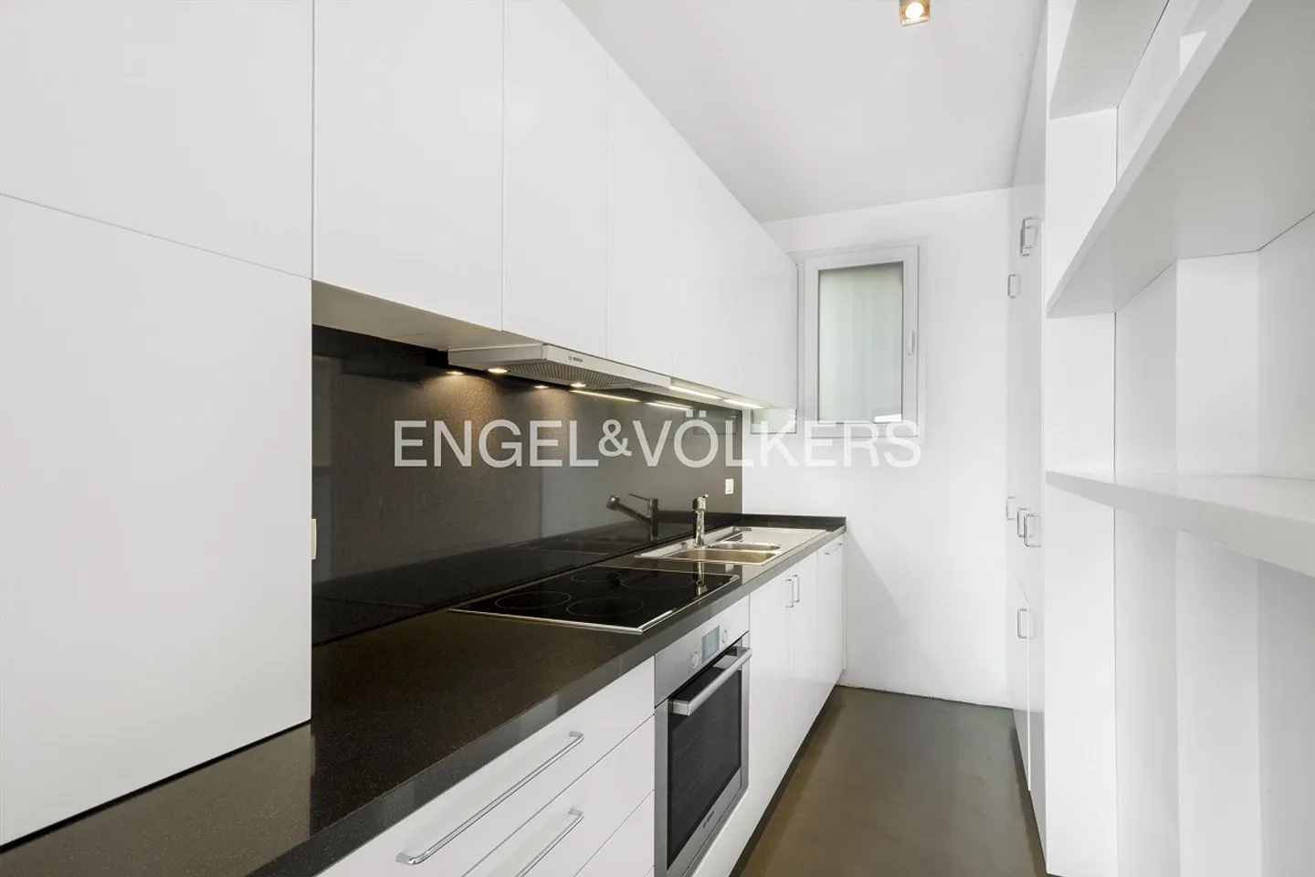 Appartamento completamente ristrutturato con vista lago mozzafiato - Foto 5 di 8