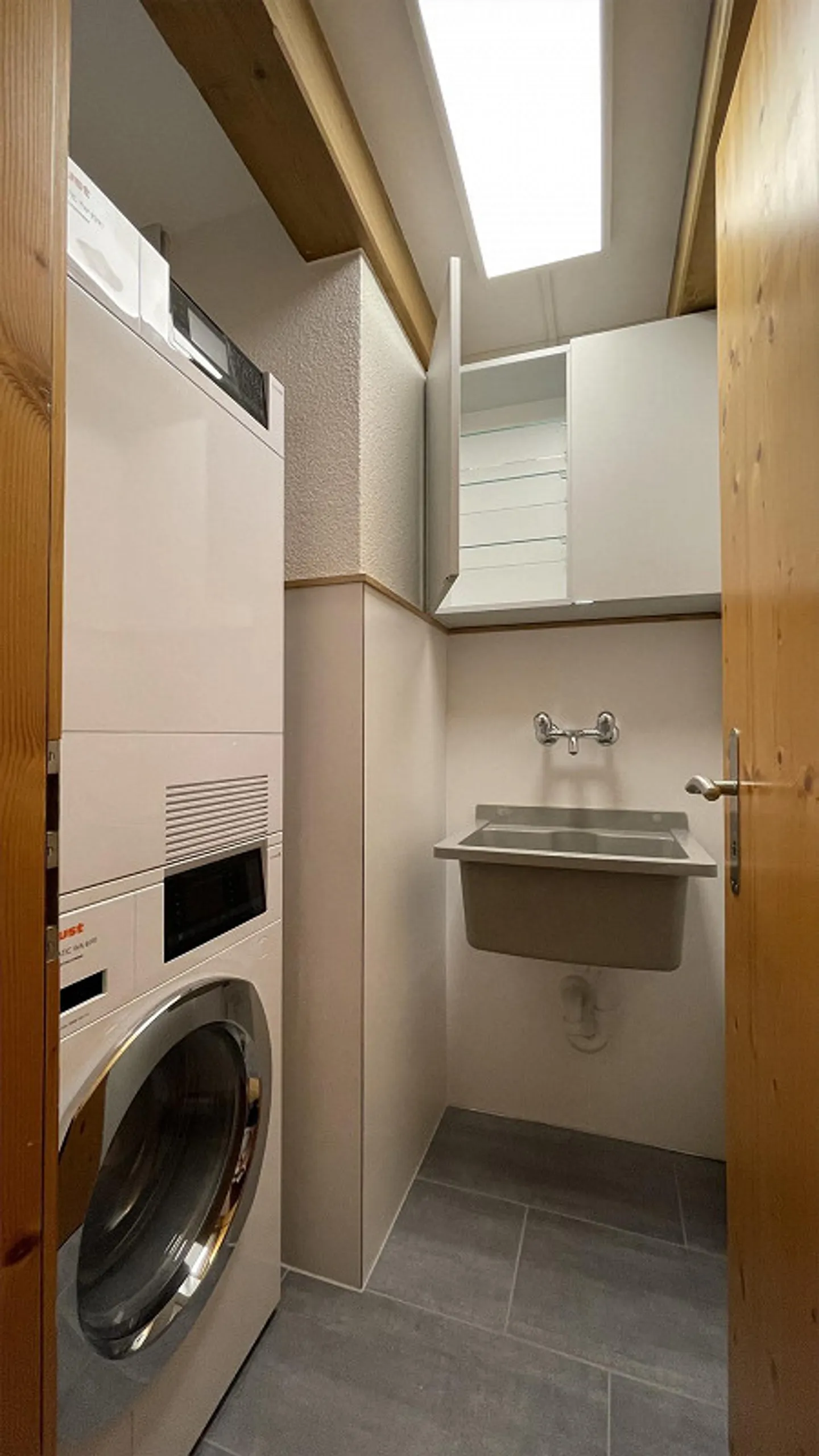 Appartement rénové lumineux avec vue dans une maison historique - Photo 6 sur 11