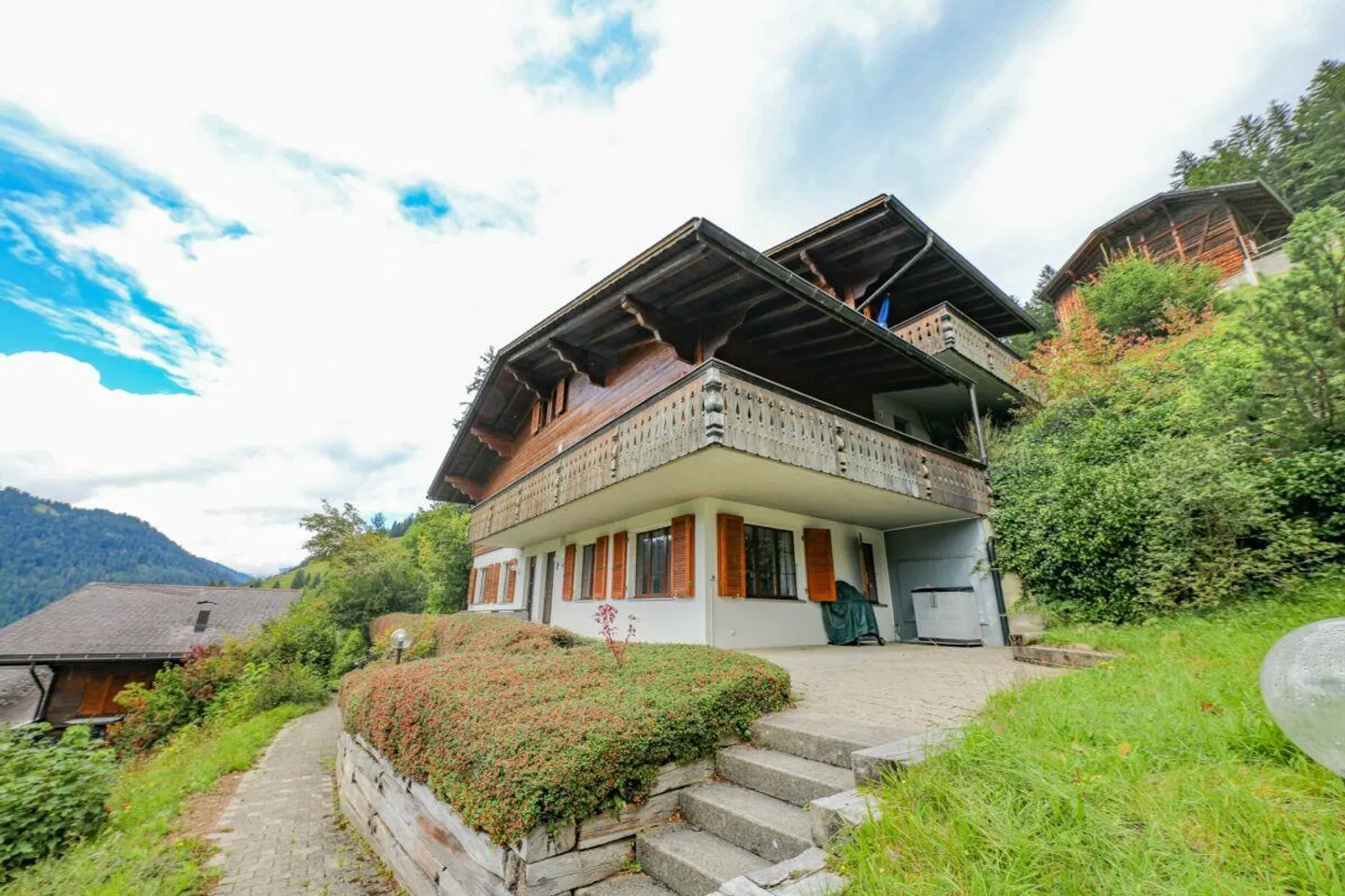 Appartement pratique de 2 pièces dans un emplacement élevé avec une belle vue - Photo 2 sur 9