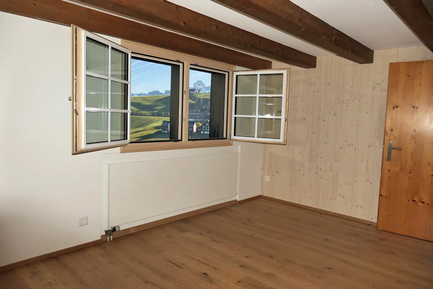Appartement rénové lumineux avec vue dans une maison historique - Photo 7 sur 11