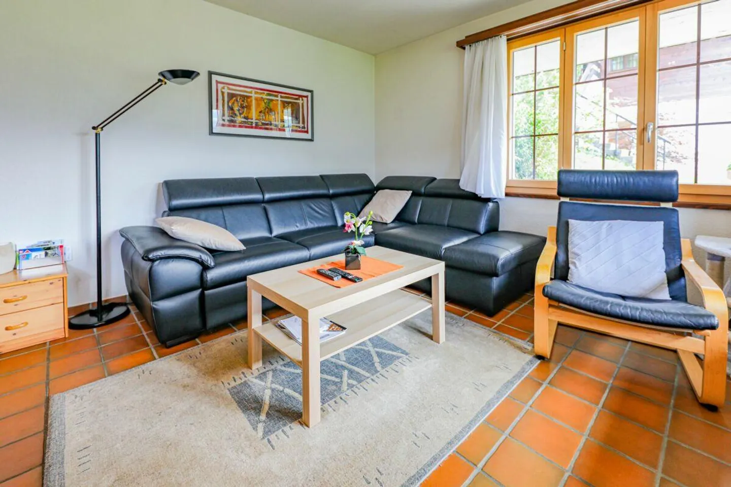 Appartement pratique de 2 pièces dans un emplacement élevé avec une belle vue - Photo 3 sur 9
