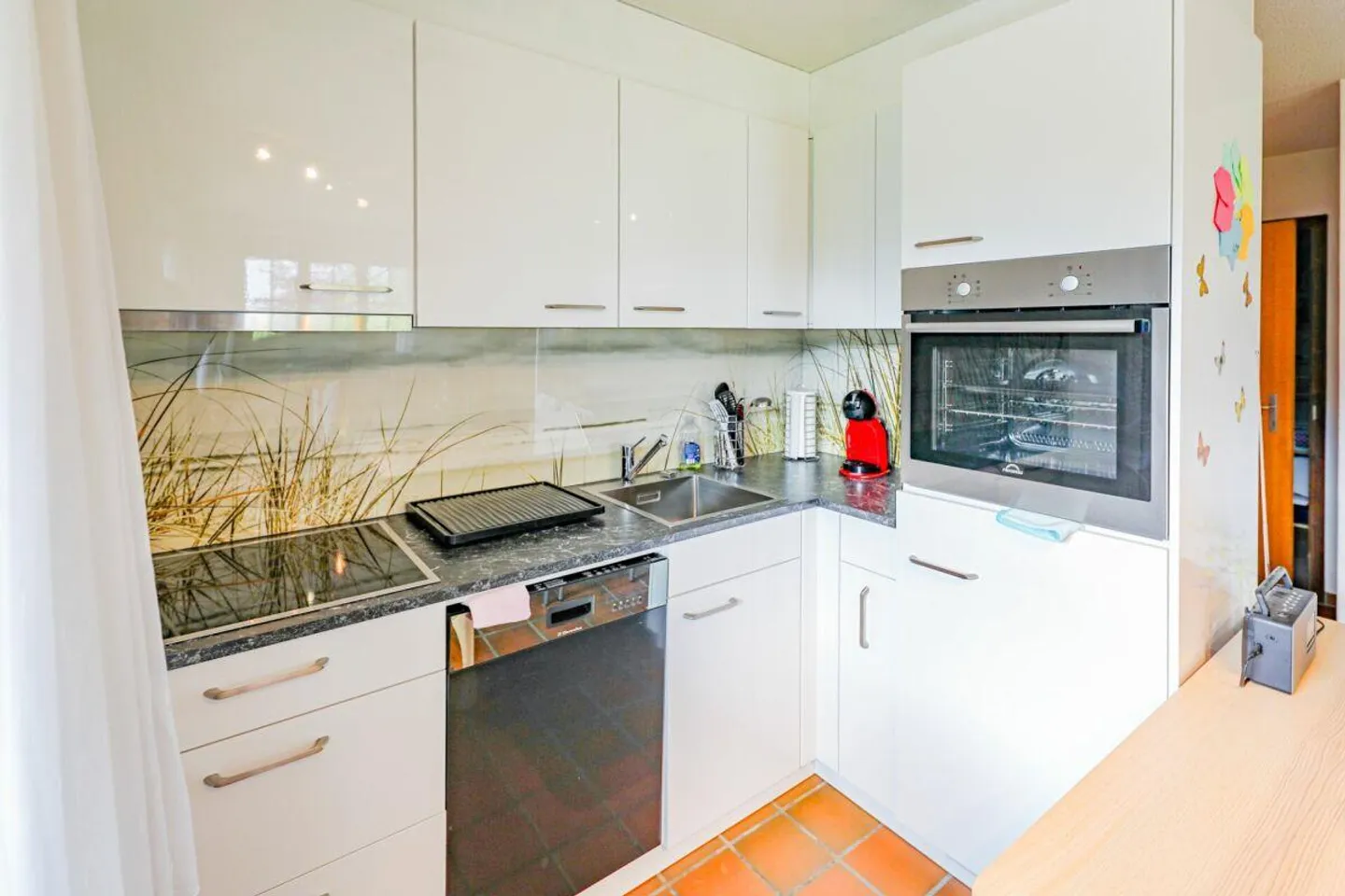 Appartement pratique de 2 pièces dans un emplacement élevé avec une belle vue - Photo 4 sur 9