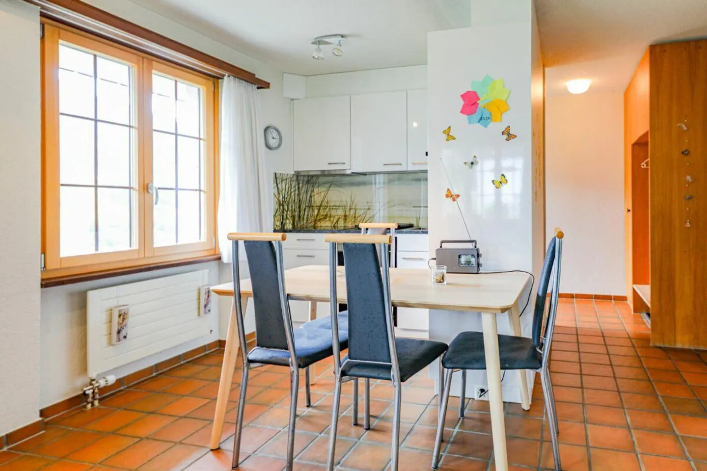 Appartement pratique de 2 pièces dans un emplacement élevé avec une belle vue - Photo 5 sur 9