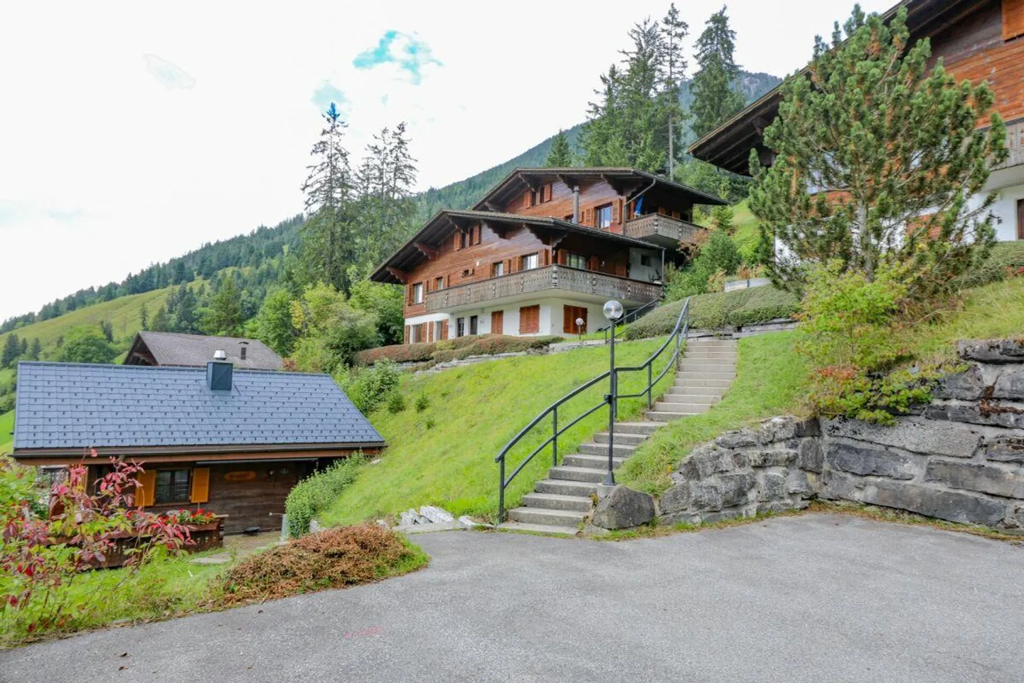 Appartement pratique de 2 pièces dans un emplacement élevé avec une belle vue - Photo 1 sur 9