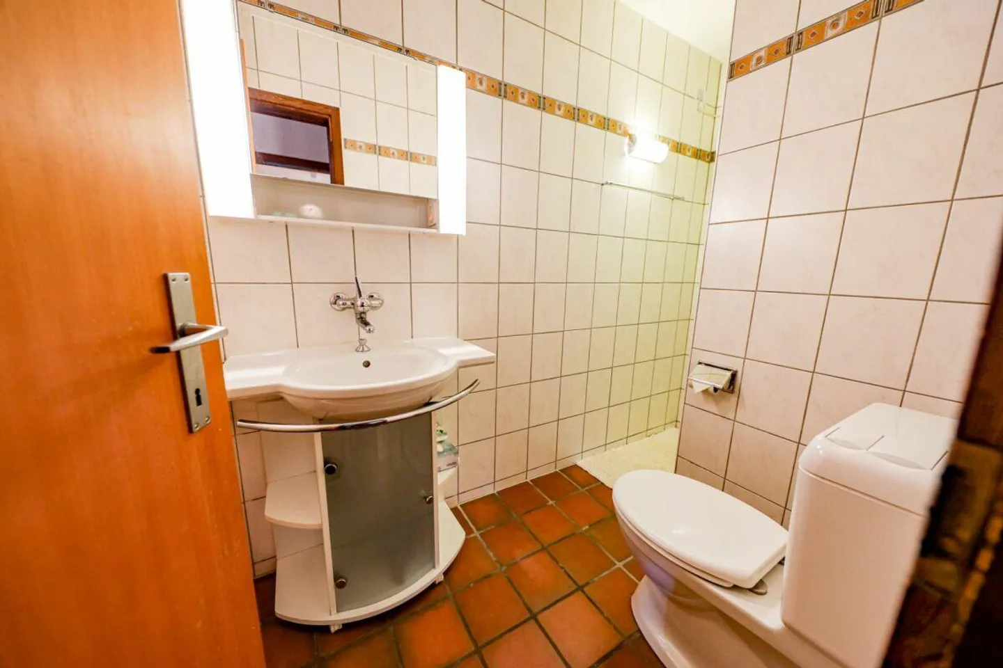 Appartement pratique de 2 pièces dans un emplacement élevé avec une belle vue - Photo 6 sur 9