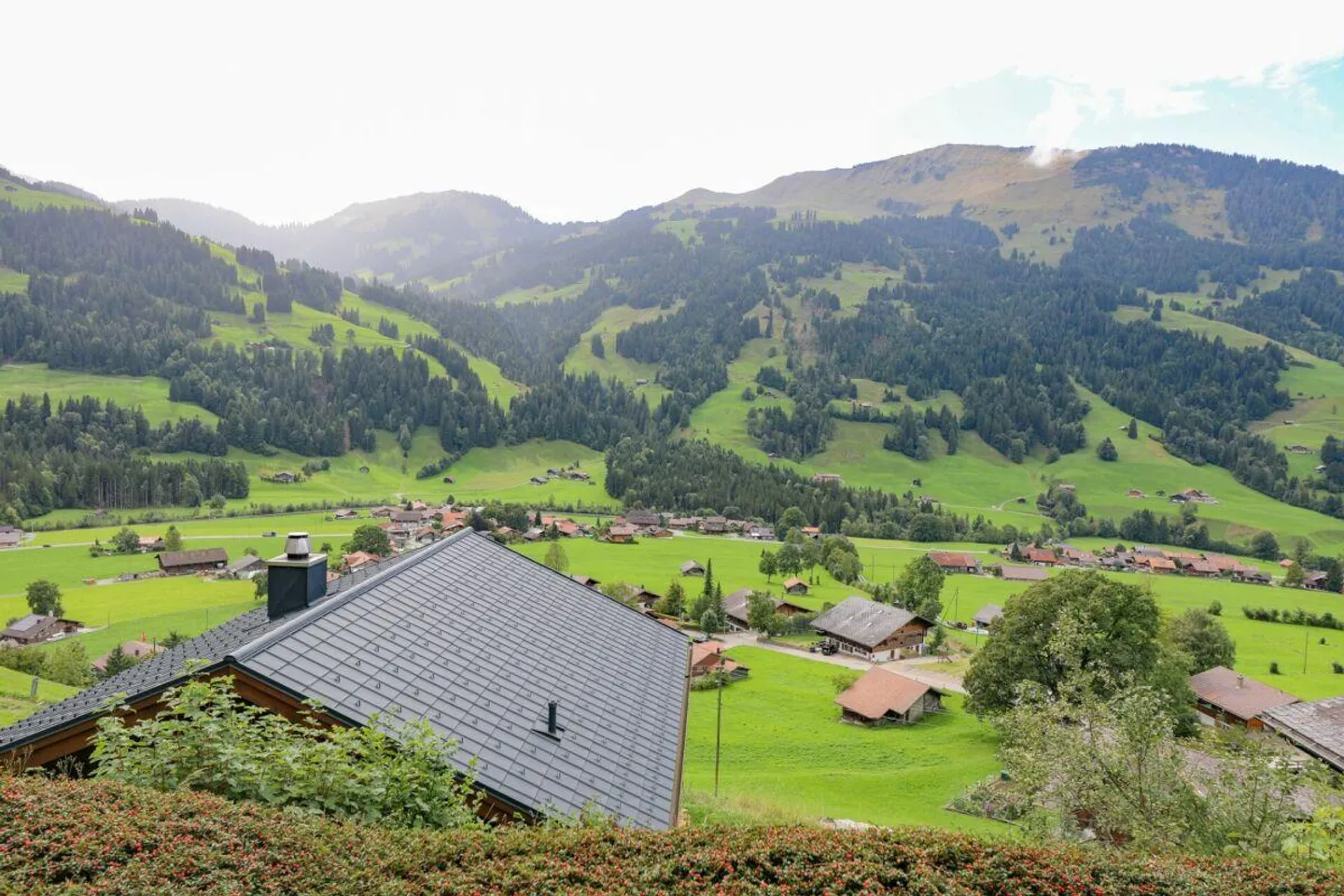 Appartement pratique de 2 pièces dans un emplacement élevé avec une belle vue - Photo 8 sur 9
