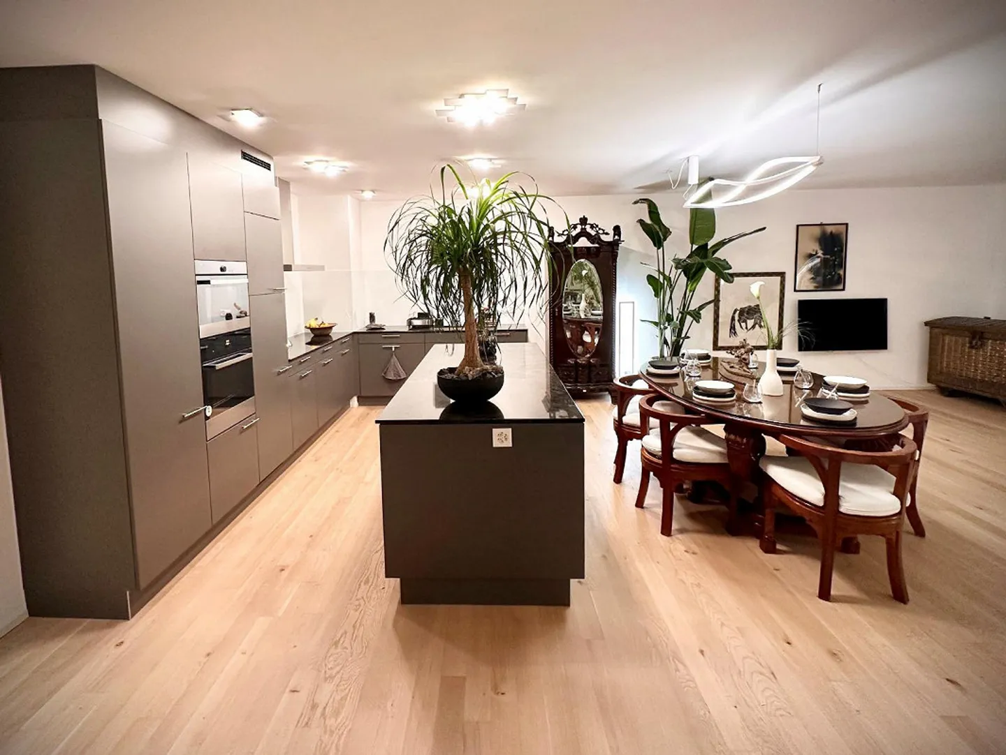 Appartamento moderno di 4,5 stanze con ampio balcone vetrato e locale di deposito - Foto 4 di 13