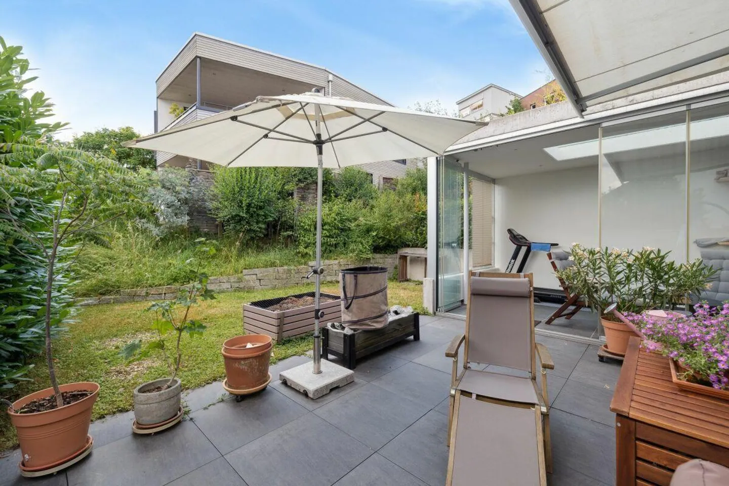 Maison semi-détachée presque neuve de 4,5 pièces avec véranda, carport et stockage... - Photo 1 sur 11