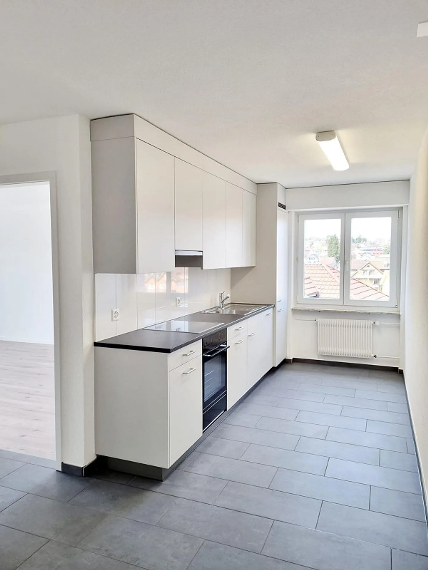 Appartement spacieux de 3,5 pièces rénové avec balcon et ascenseur - Photo 1 sur 8