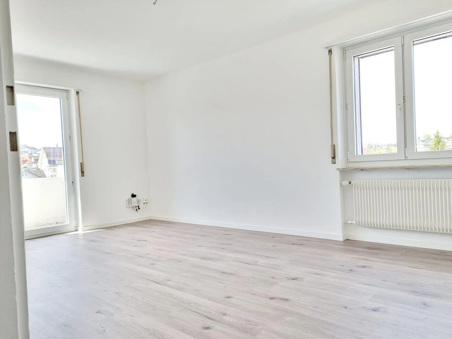 Appartement spacieux de 3,5 pièces rénové avec balcon et ascenseur - Photo 2 sur 8