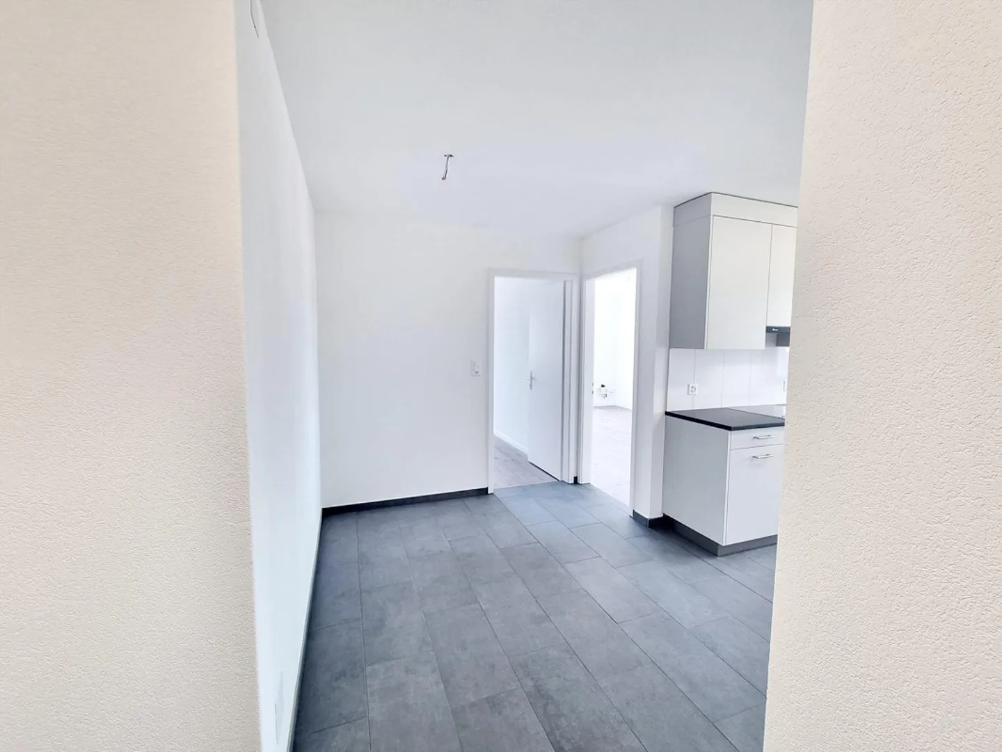 Appartement spacieux de 3,5 pièces rénové avec balcon et ascenseur - Photo 6 sur 8