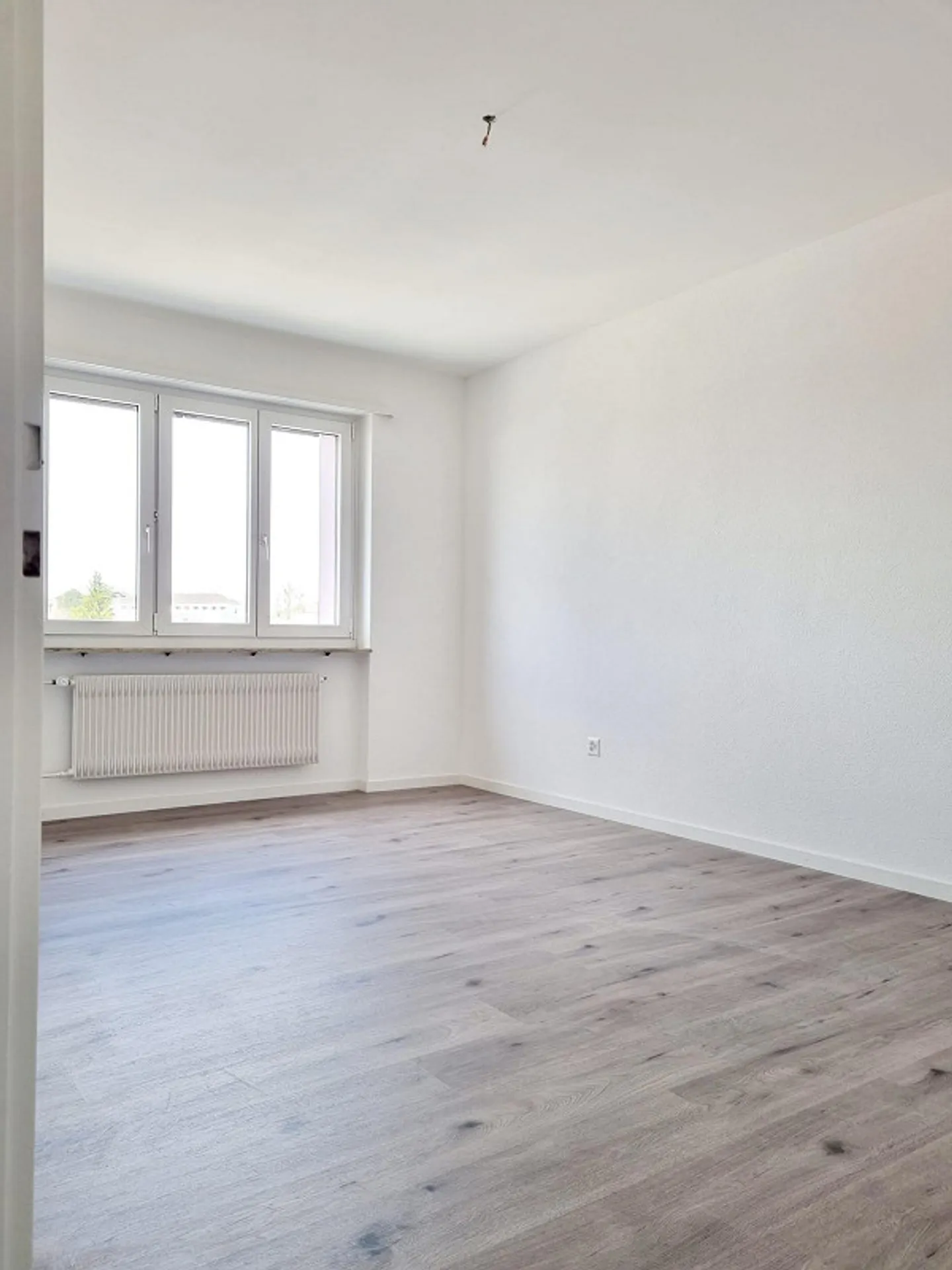 Appartement spacieux de 3,5 pièces rénové avec balcon et ascenseur - Photo 7 sur 8