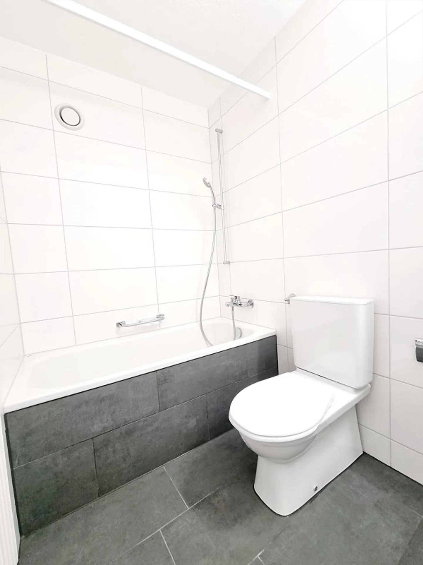 Appartement spacieux de 3,5 pièces rénové avec balcon et ascenseur - Photo 3 sur 8