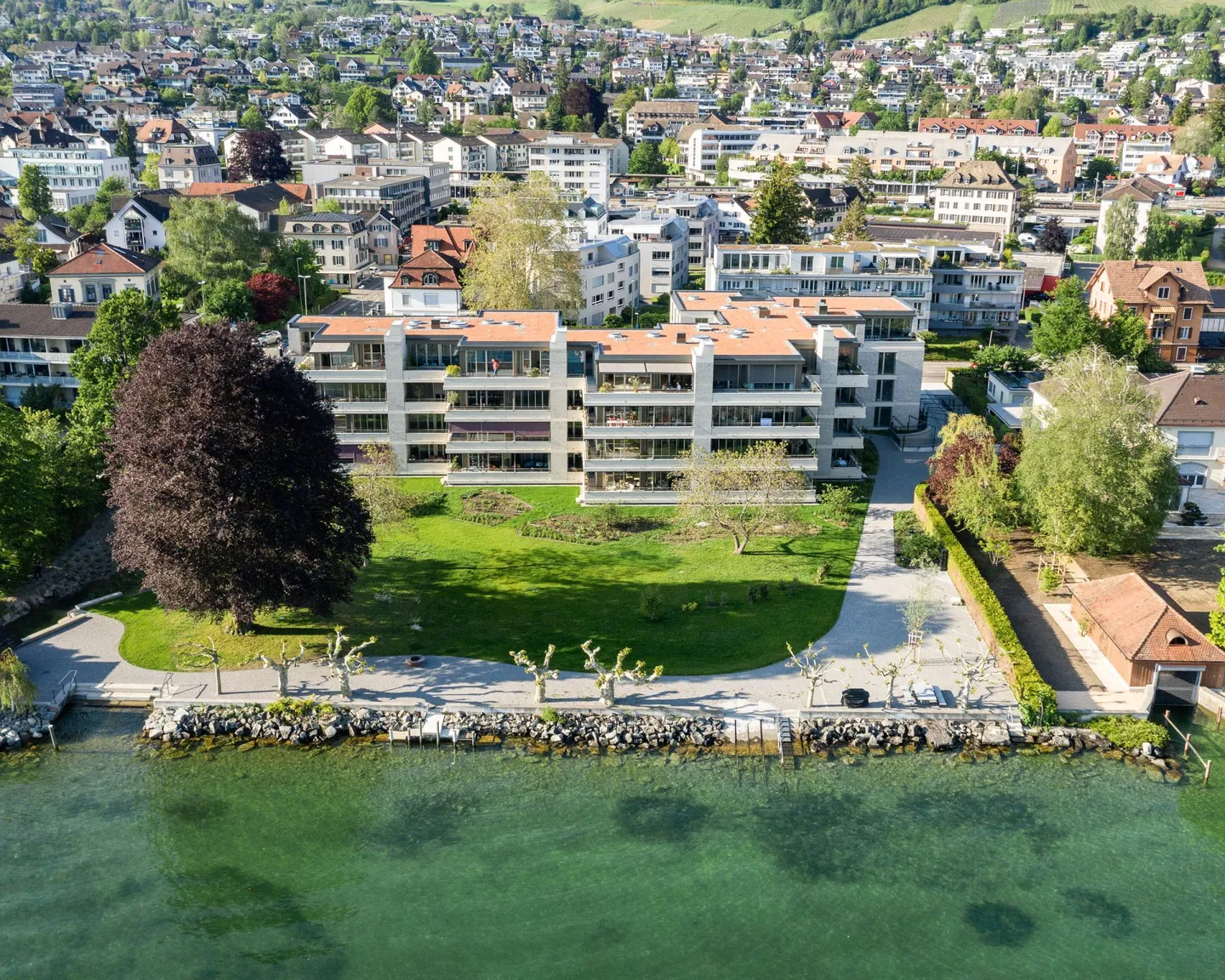 Appartement exclusif avec parc spacieux et accès privé au lac - Photo 7 sur 8