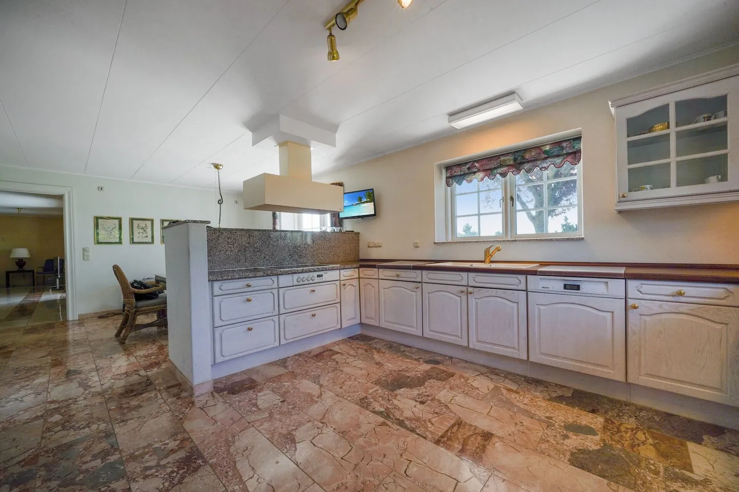 Exclusive villa with lake and mountain views - on the southern slope of Lugnorre - Photo 6 of 19