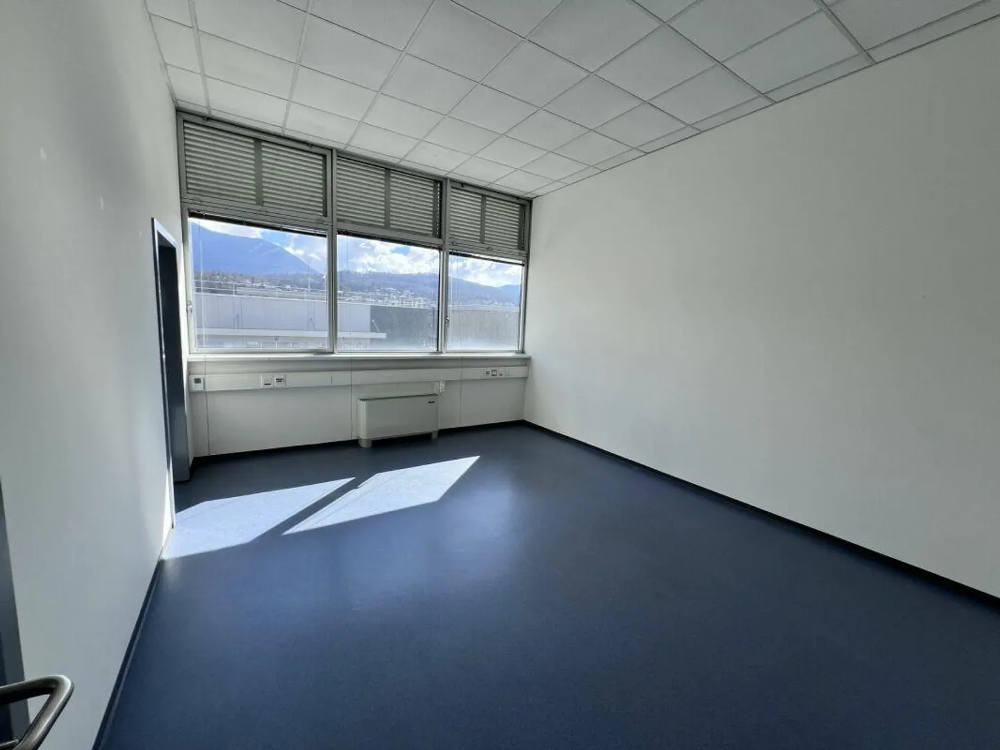 Bureau près de la sortie d'autoroute de Lugano Nord - Photo 3 sur 6